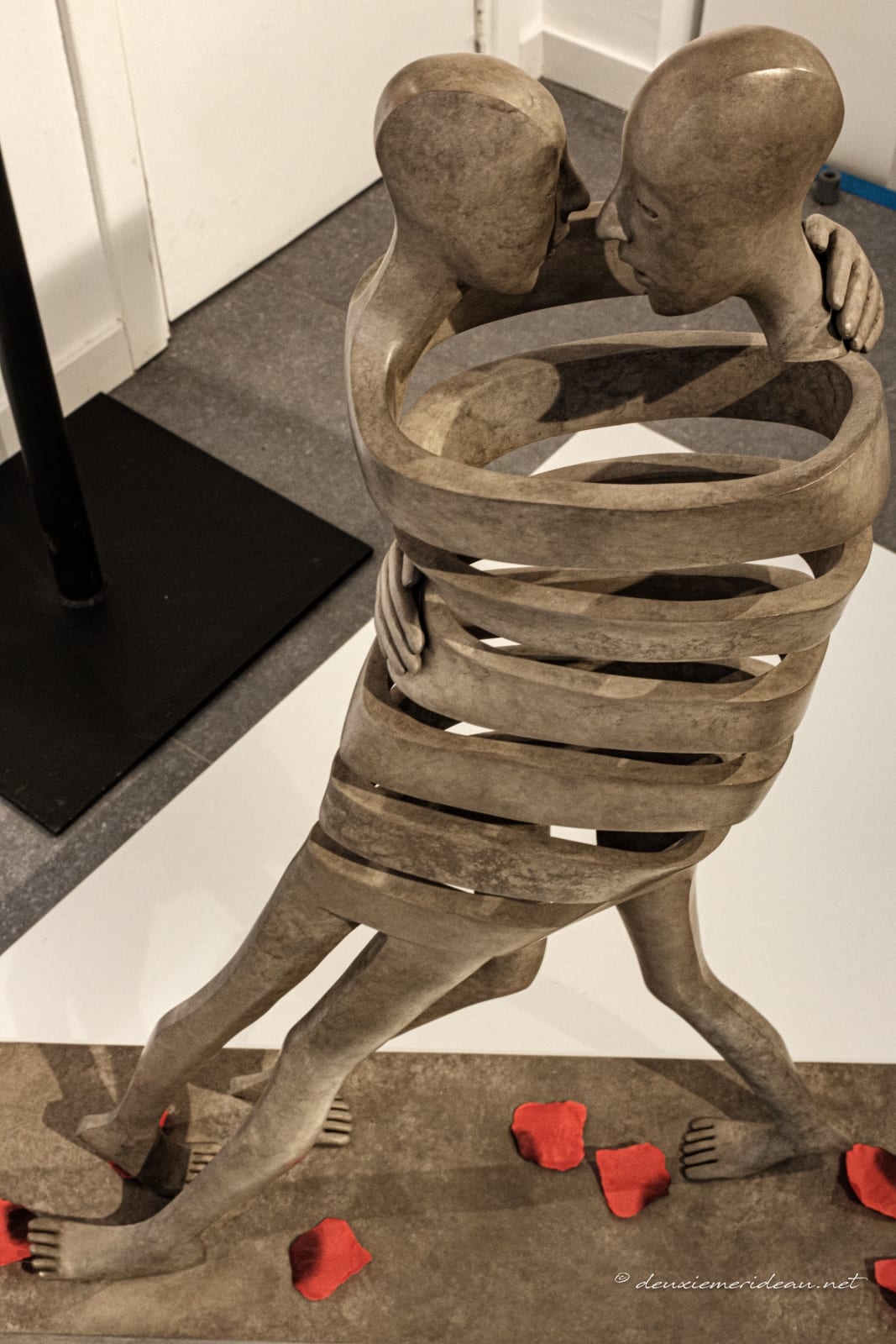 Isabel miramontes sculpture contemporaine en bronze art abstrait une danse de tango sculpture un couple amoureux sculpture art yi gallery bruxelles