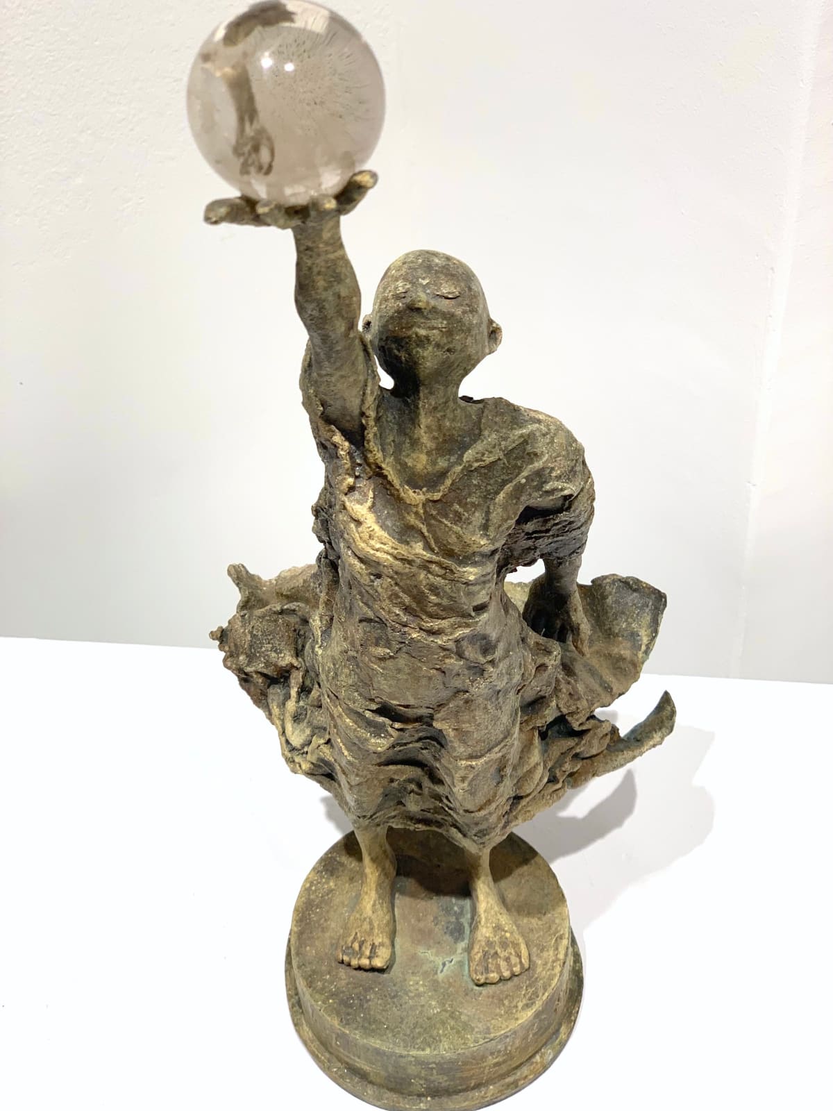 Visionaire lieven d'haese hedendaagse bronzen sculptuur een jongen die een kristallen bol vasthoudt sculptuur van verbeelding Art Yi kind sculptuur kinderdroom kunstgalerie in brussel