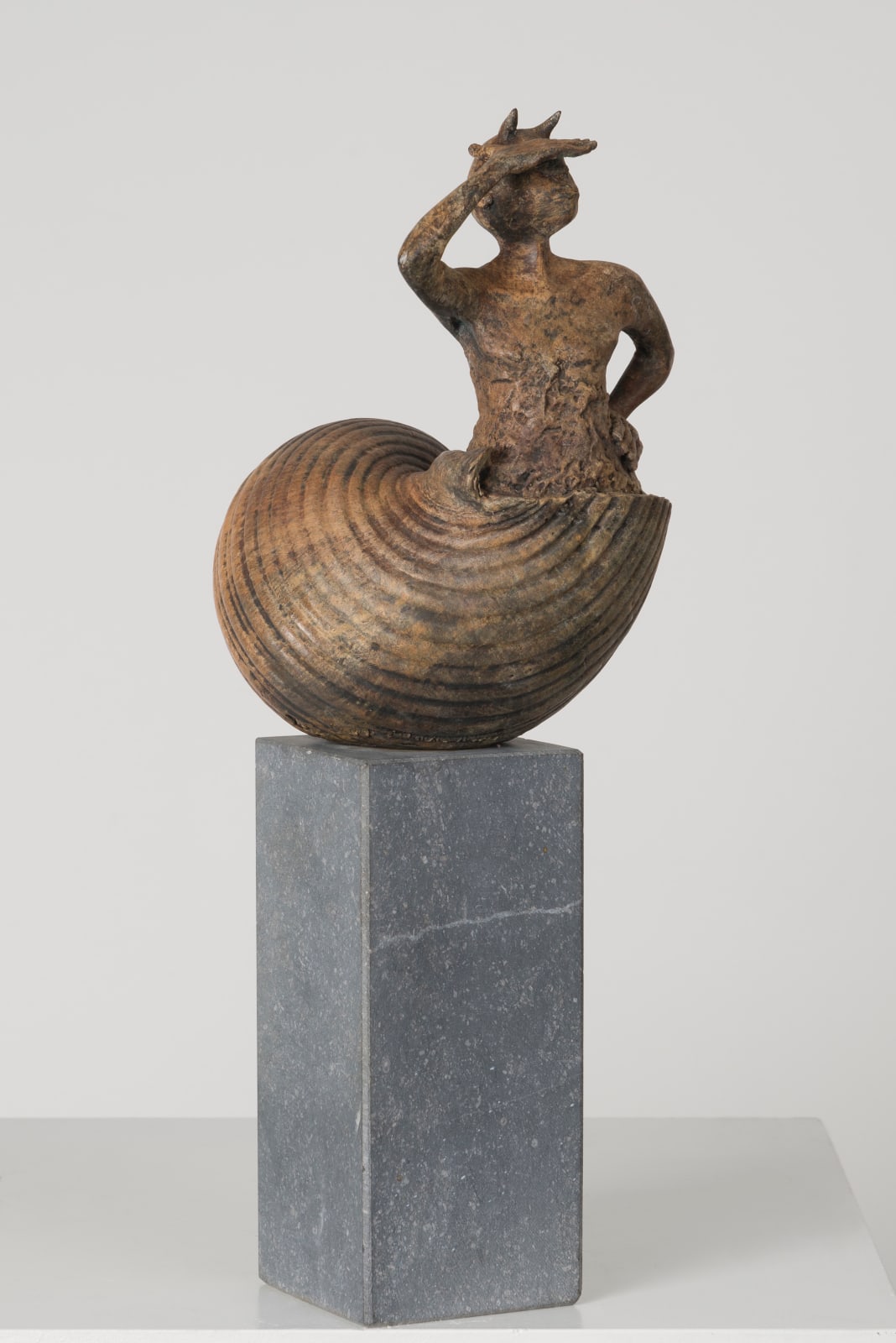 Escargot lieven d'haese sculpture contemporaine en bronze sculpture escargot sculpture animalière sculpture enfant sculpture volante enfance Art Yi galerie d'art à bruxelles