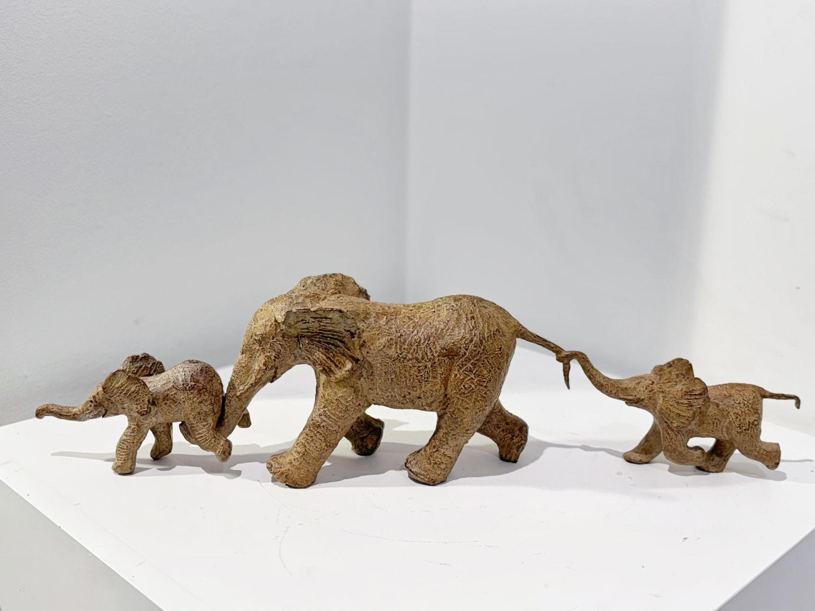 On the savannah elephant sculpture elephant familly sculpture of Sophie Verger bronze sculpture animal sculpture contemporary sculpture art a family of elephant walking forward together all in happiness Art Yi gallery Brussels art gallery