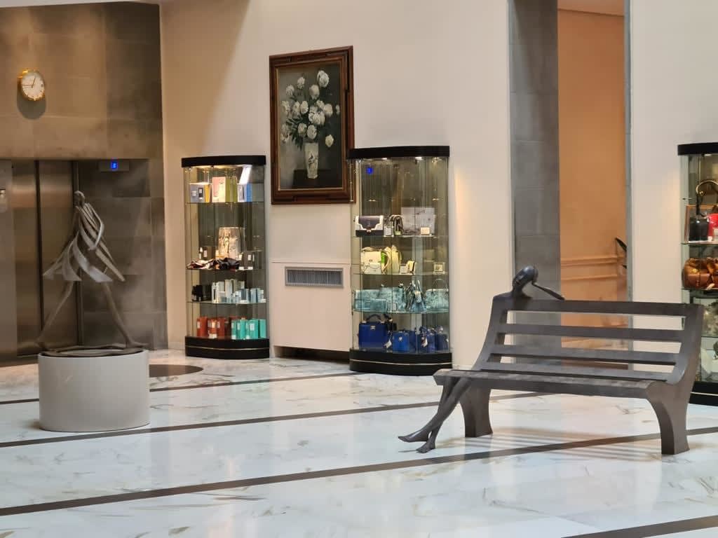 Daydream bankstoel abstract eigentijds brons tuinbeeld monumentaal beeldhouwwerk isabel miramontes tuindecoratie ontwerp zwembad stoel kunst yi galerij brussel