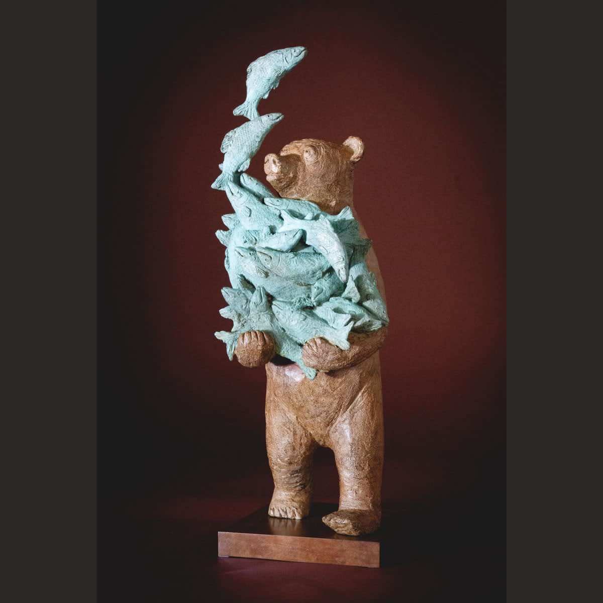 Ours au Kamchatka animal mignon et adorable sculpture d'ours en bronze contemporain attrapant du poisson sophie verger