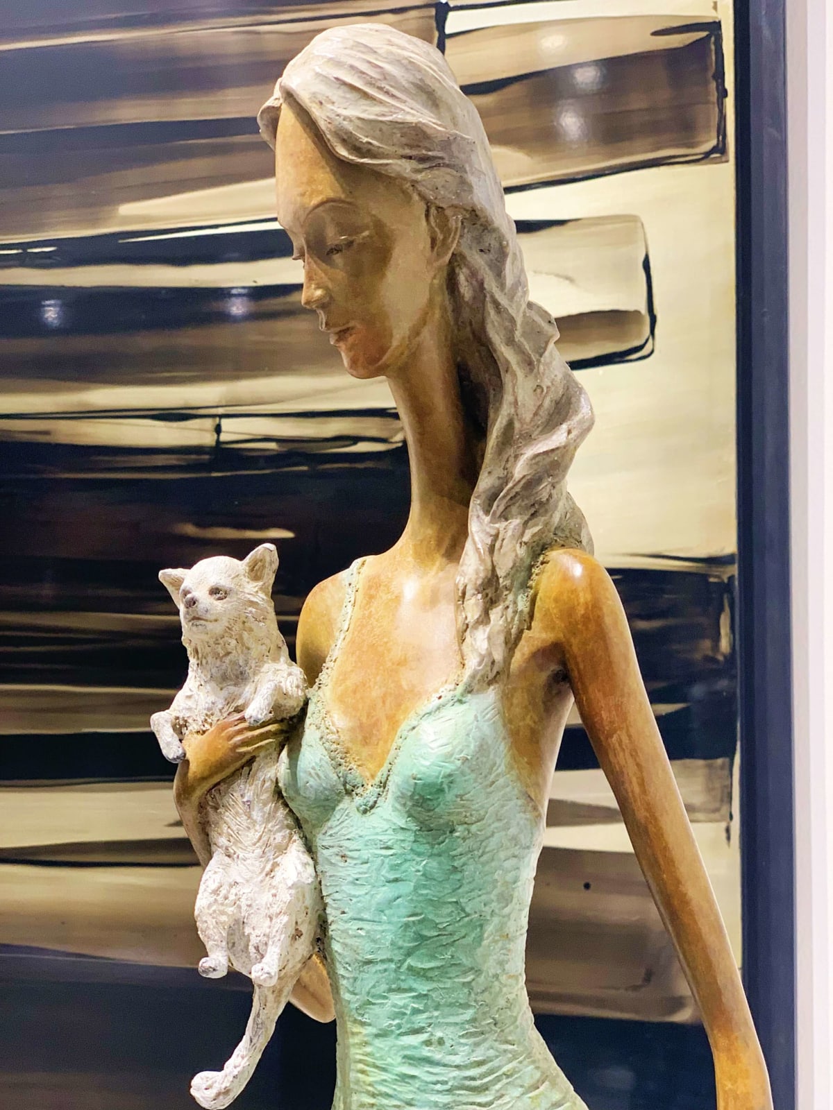 hollywood boulevard hedwige leroux une belle et belle ville contemporaine fille femme sculpture en bronze avec un petit chien dans son bras marchant dans la rue