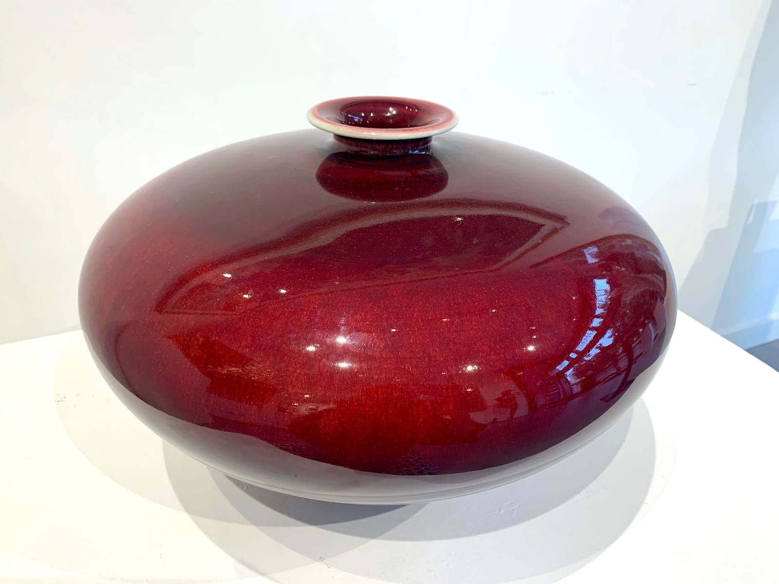 Ox Blood Langyao Red Glazed Porcelain Shoulder Vase Tsai Hsiao-fang contemporary ceramic art asian ceramic art asian porcelain art red ceramic vase red porcelaine vase art collection Art Yi gallery Brussels art gallery