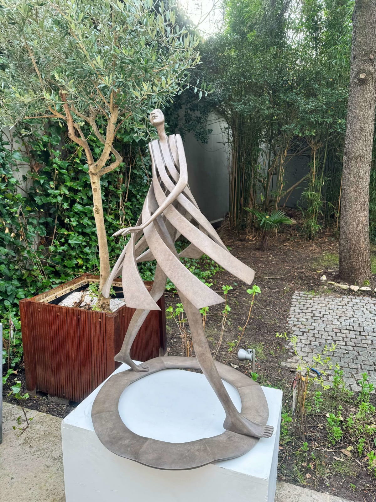 Primavera danseuse sculpture Isabel Miramontes sculpture de jardin design de jardin décoration de jardin art sculpture contemporaine sculpture en bronze design d'intérieur à l'hôtel Barsey par Warwick Art Yi galerie galerie d'art de Bruxelles