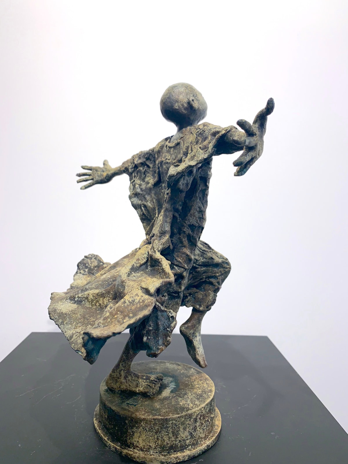 IIXV lieven d'haese sculpture contemporaine en bronze un garçon ouvrant son bras contre le vent pour embrasser une nouvelle aventure sculpture d'enfant sculpture de rêve d'enfance Art Yi galerie d'art à bruxelles