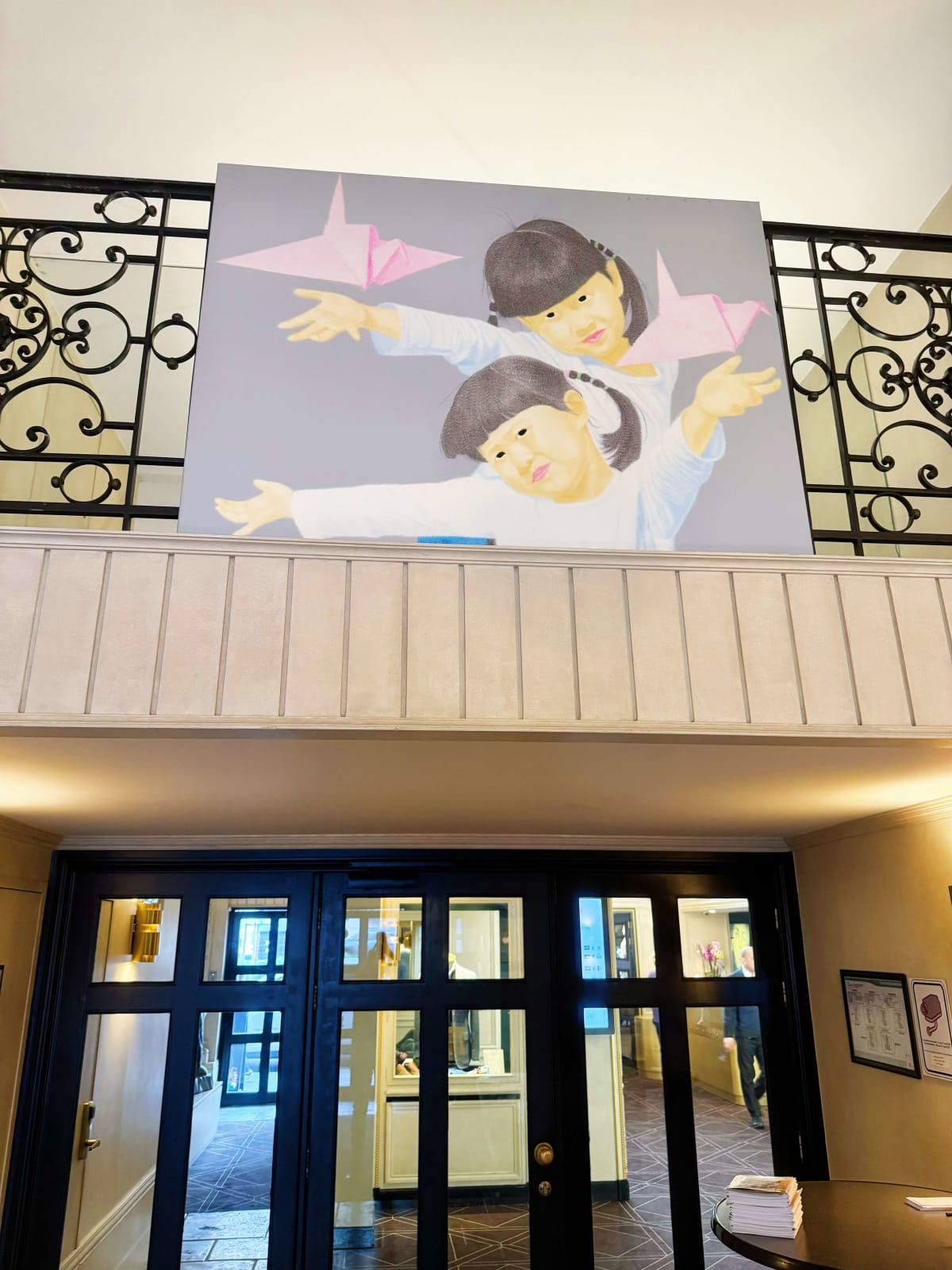 Chinesisches Mädchen-Ölgemälde von Han Feng, süßes asiatisches Mädchen, Malerei, Kunst, Innenarchitektur im Hotel Barsey von Warwick Art Yi Gallery, Brüsseler Kunstgalerie