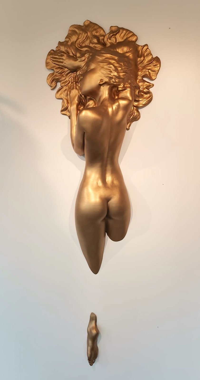 Close to me goldene Skulptur an der Wand Marc de Corte tanzende Frauenskulptur Mädchenskulptur Tanzskulptur nackte menschliche Skulptur Wandskulptur Bronzeskulptur zeitgenössische Skulptur Art Yi Galerie Brüsseler Kunstgalerie