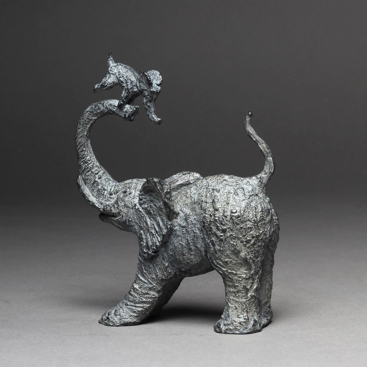 mijn kleine jongen die babyolifant speelt met mama olifant schattig mooi gelukkig eigentijds bronzen dierensculptuur verliefd tuininterieurontwerp sophie verger