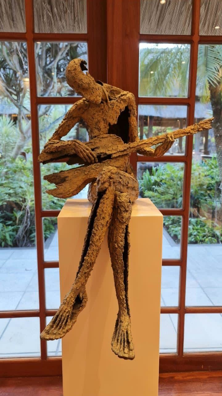 sculpture guitariste de Jacques Van Den Abeele sculpture musicien sculpture musique sculpture contemporaine sculpture bronze Galerie Art Yi Galerie d'art de Bruxelles