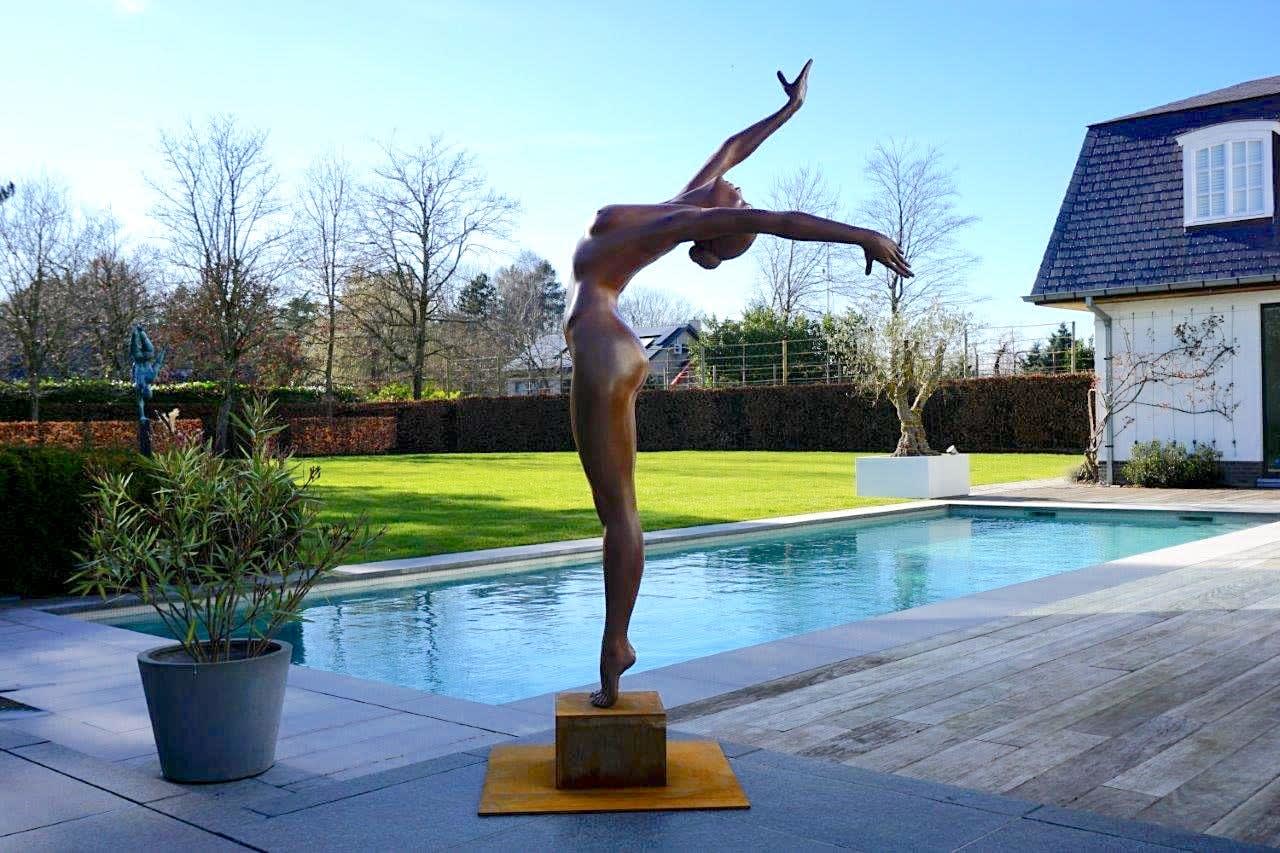 Schud het allemaal van je af Marc de Corte dansende vrouw sculptuur danssculptuur meisje sculptuur tuinsculptuur bronzen sculptuur hedendaagse sculptuur Art Yi-galerij Kunstgalerij Brussel
