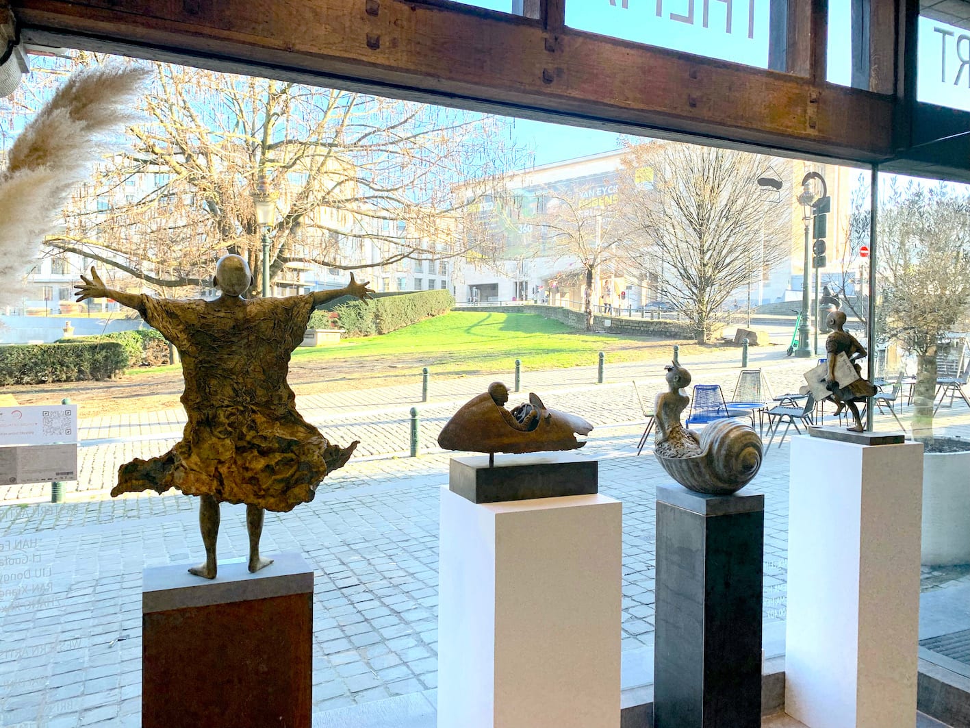 Snail lieven d'haese contemporary bronze sculpture snail sculpture animal sculpture child sculpture childhood flying sculpture garden sculpture garden art design Art Yi art gallery in brussels