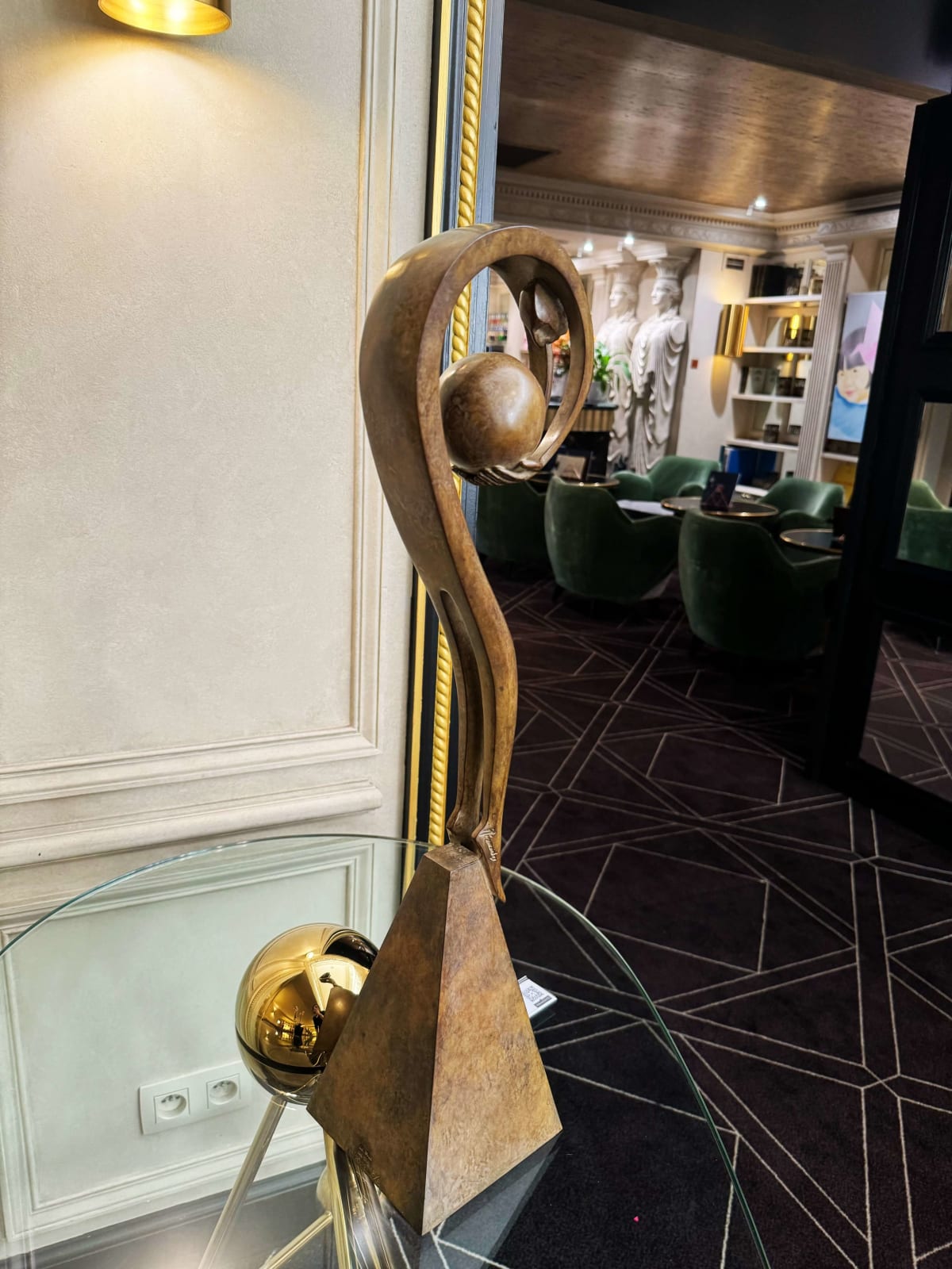 Ondervraging vraagteken maansculptuur Isabel Miramontes hedendaagse sculptuur bronzen sculptuur interieurontwerp in hotel Barsey door Warwick Art Yi-galerij Kunstgalerij in Brussel