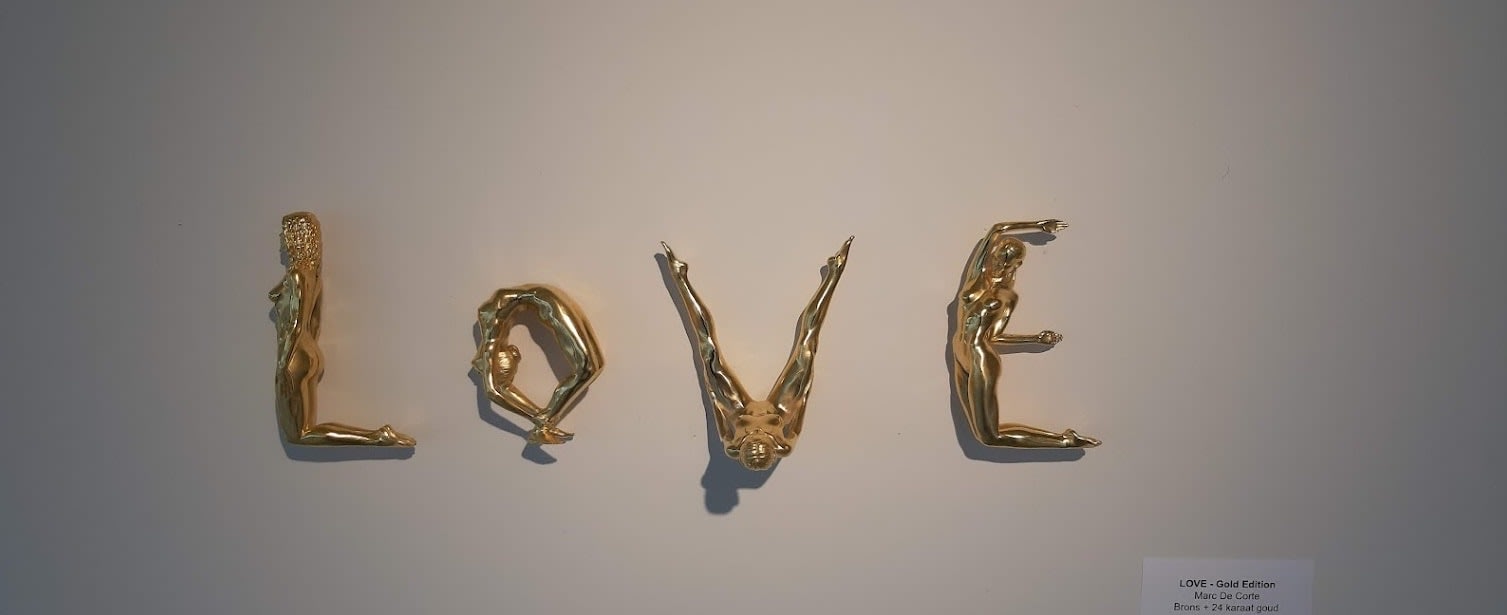LIEFDESBRIEFsculptuur van Marc de Corte, hedendaags bronzen beeldhouwwerk, gepersonaliseerd gedicht met zin, woordsculptuur in de Art Yi-galerij in Brussel