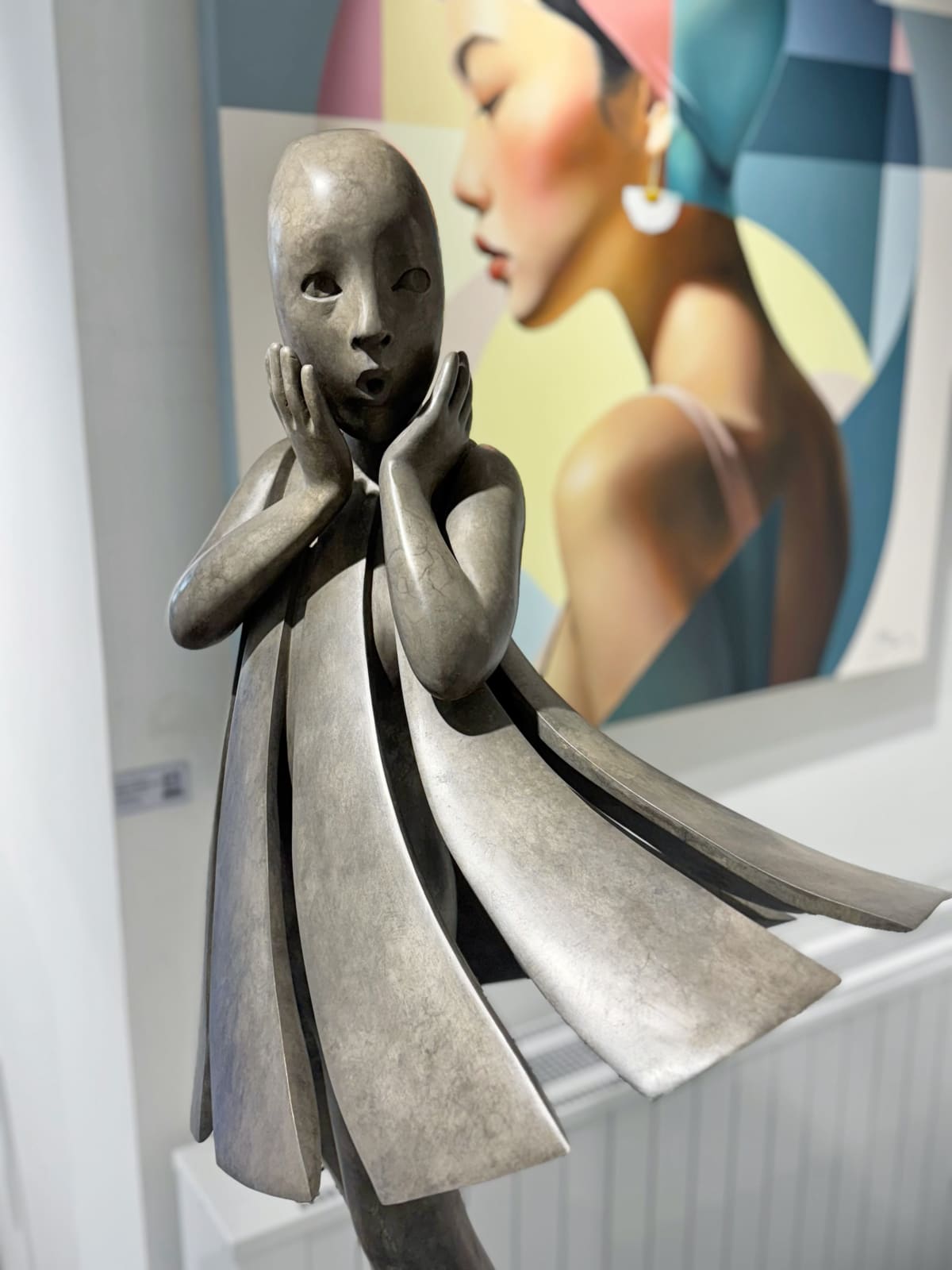 Engel passeert Isabel Miramontes dansend meisje sculptuur monumentale sculptuur tuinsculptuur hedendaagse bronzen sculptuur een mooi meisje verrast door haar jurk die door de wind wordt opgeblazen Art Yi-galerij Kunstgalerij Brussel