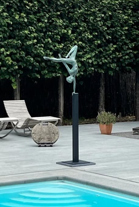 Manières libres d'être Marc de Corte sculpture femme dansante sculpture fille sculpture couple danse sculpture humaine nue sculpture de jardin sculpture bronze sculpture contemporaine Galerie Art Yi Galerie d'art de Bruxelles