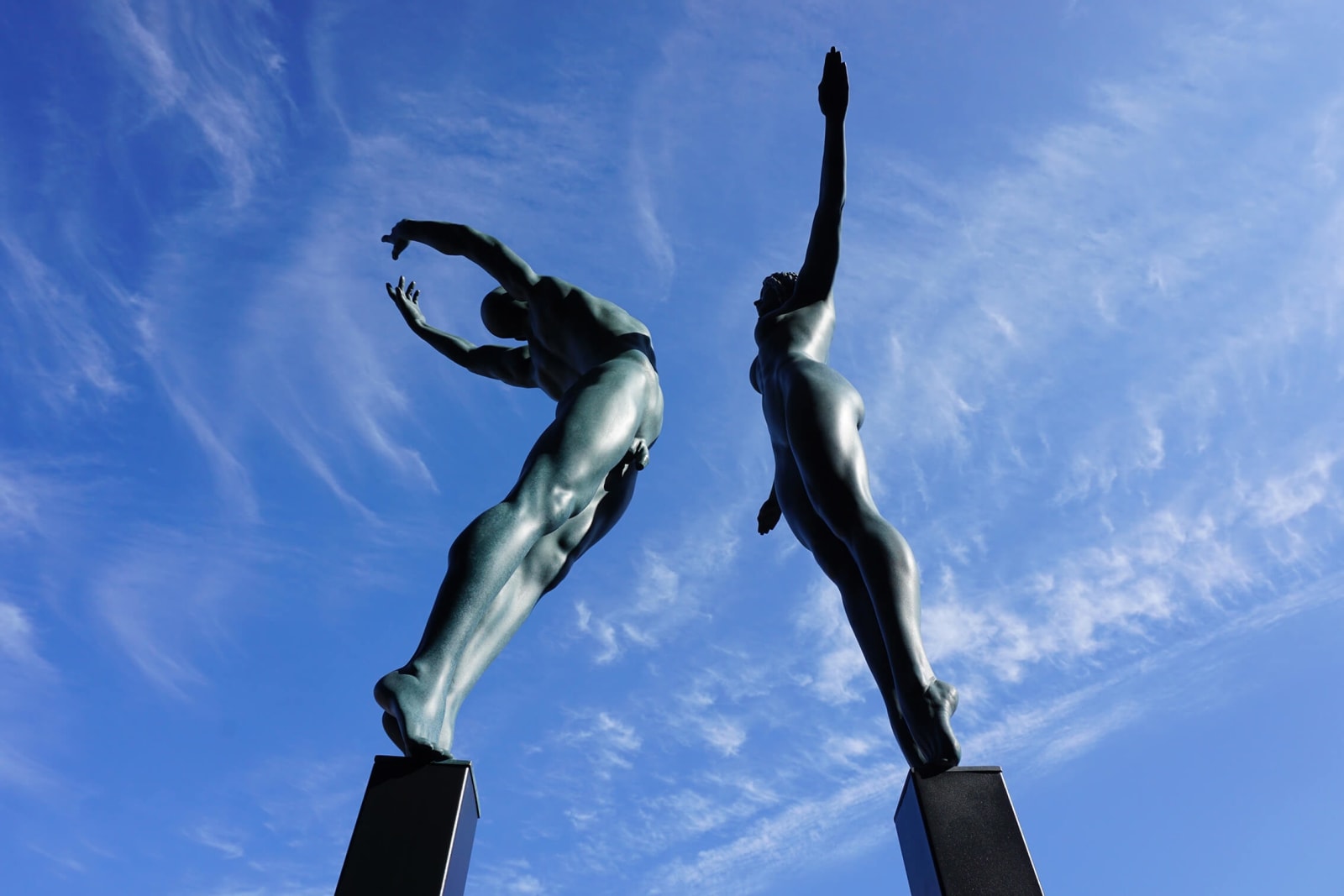Voor en na beeld Marc de Corte koppelbeeld dansbeeld vrouwenbeeld man beeld naakt menselijk beeld tuinbeeld bronzen beeld hedendaagse beeldhouwkunst Art Yi-galerij Kunstgalerij Brussel