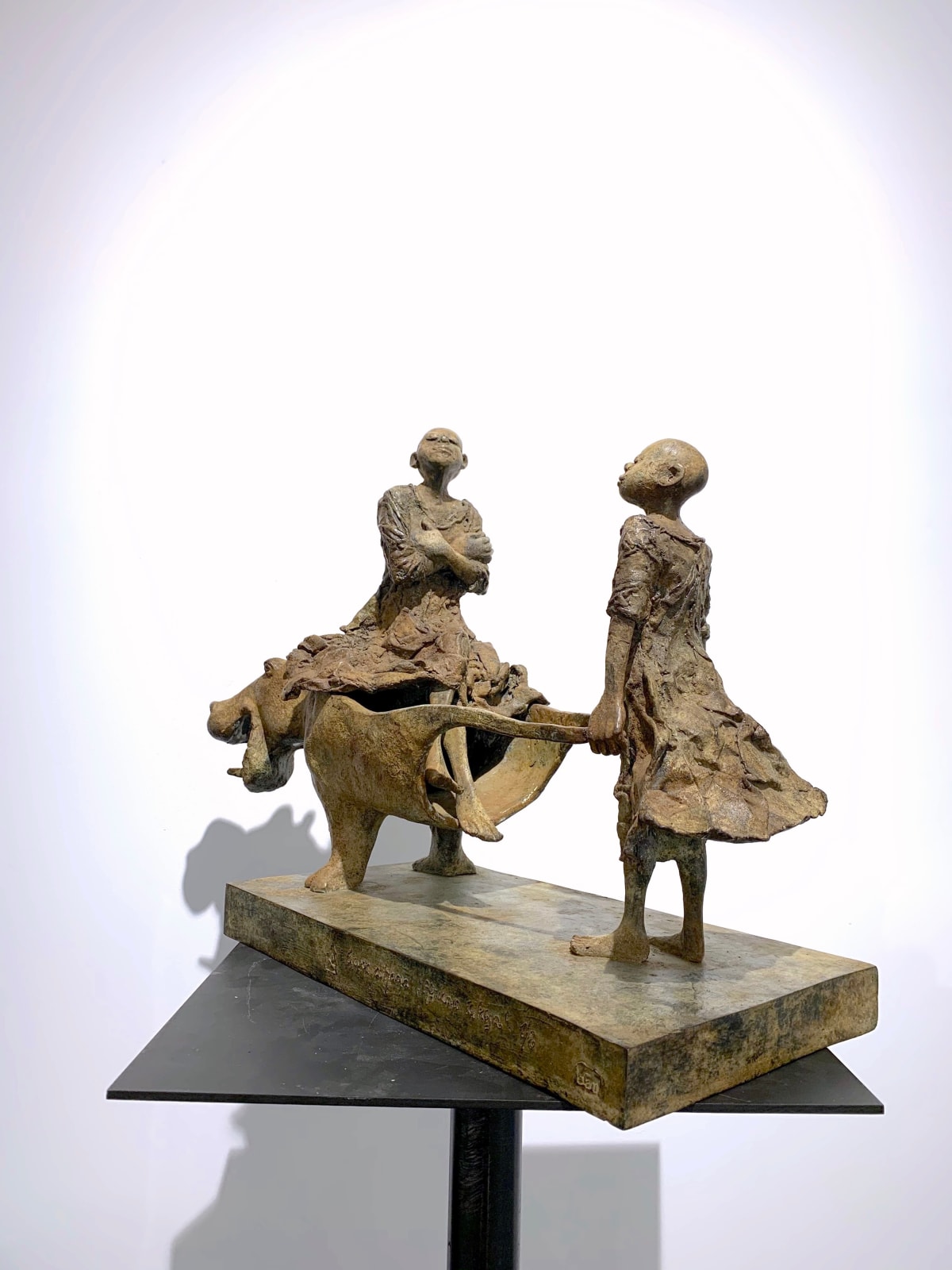 africa rikja lieven d'haese contemporary bronze sculpture of two boys playing with a hippo a hippo sculpture art animal sculpture child sculpture childhood dream Art Yi art gallery in brussels