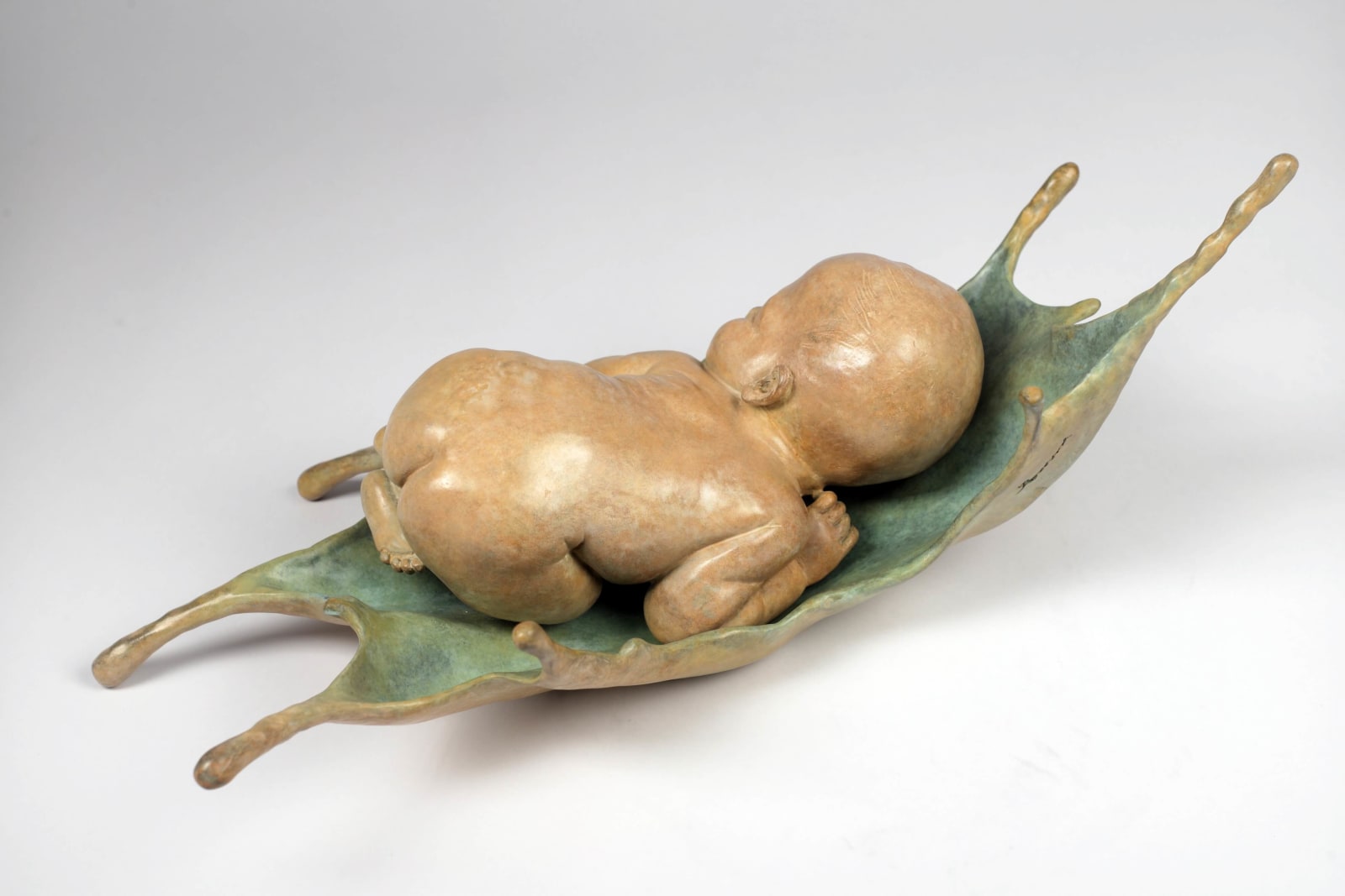 Süße Träume Babyskulptur Liang Binbin süßes Baby schläft auf blauem Wasser Bronzeskulptur zeitgenössische Skulptur Art Yi Galerie Brüsseler Kunstgalerie