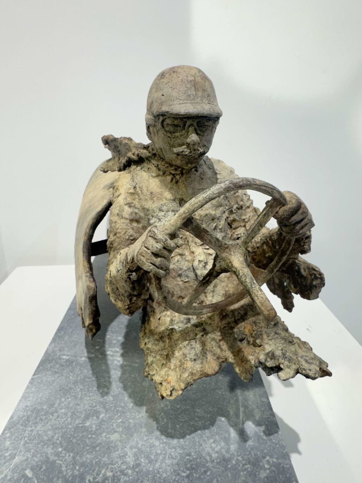 meester van de snelheid racewagen sculptuur van Lieven D'Haese een jongen bestuurt een racewagen hedendaagse sculptuur bronzen sculptuur Art Yi Gallery Brusselse kunstgalerie