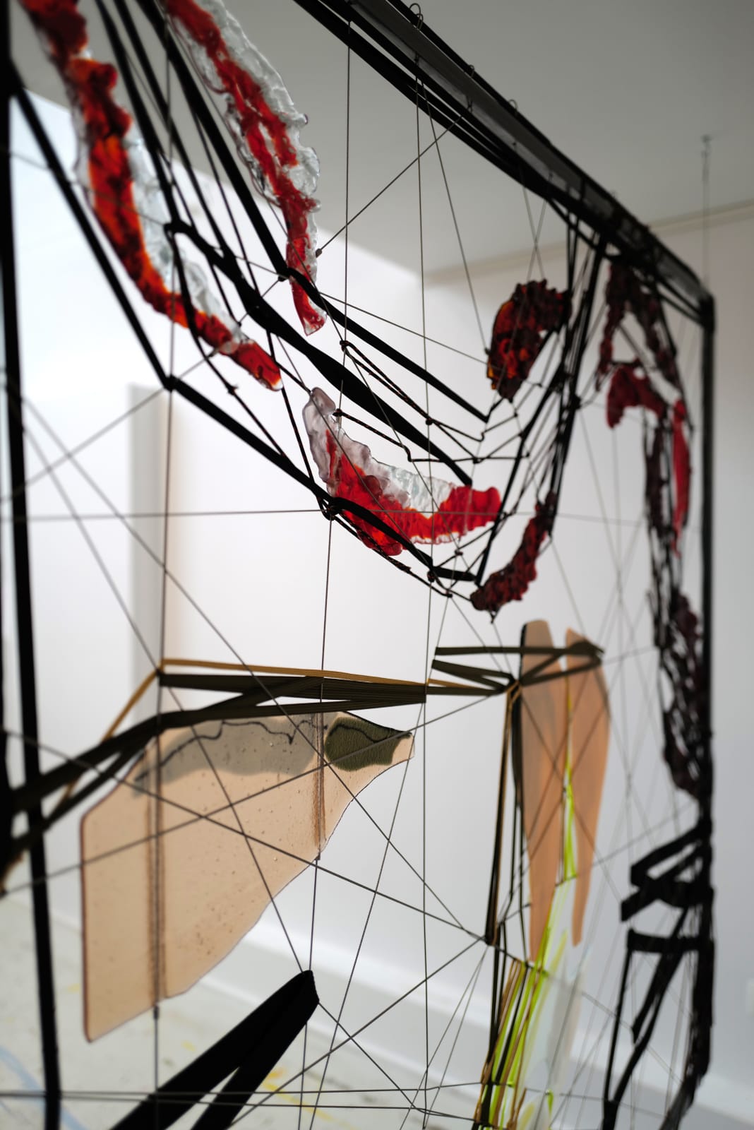 art contemporain installation murale art du verre techniques mixtes maison Fabienne Decornet design d'intérieur art abstrait poissons rouges et or Galerie Art Yi Galerie d'art de Bruxelles