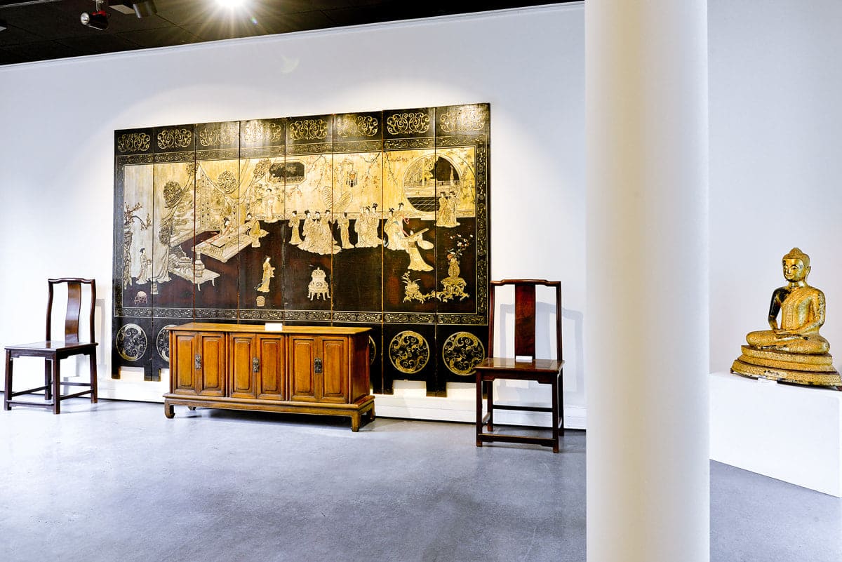 Chinese antique bedside cabinet Qing dynasty asian antique furniture art yi brussels art gallery