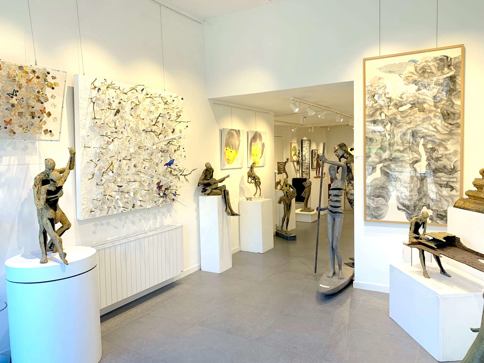 muzikant gitarist beeldhouwkunst jacques van den abeele kunstgalerie in brussel