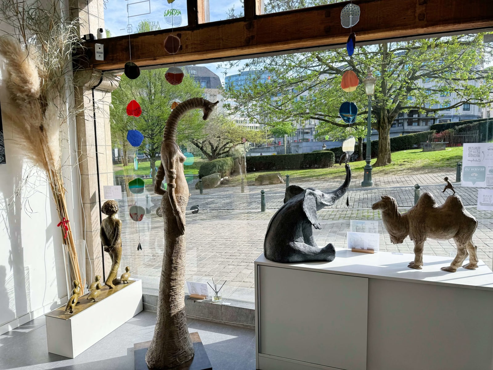 schwangere Giraffenmädchenskulptur Sophie Verger Giraffenskulptur Tierskulptur Gartenskulptur Gartenkunst Gartendekoration und Elefantenskulptur Art Yi-Galerie Brüsseler Kunstgalerie