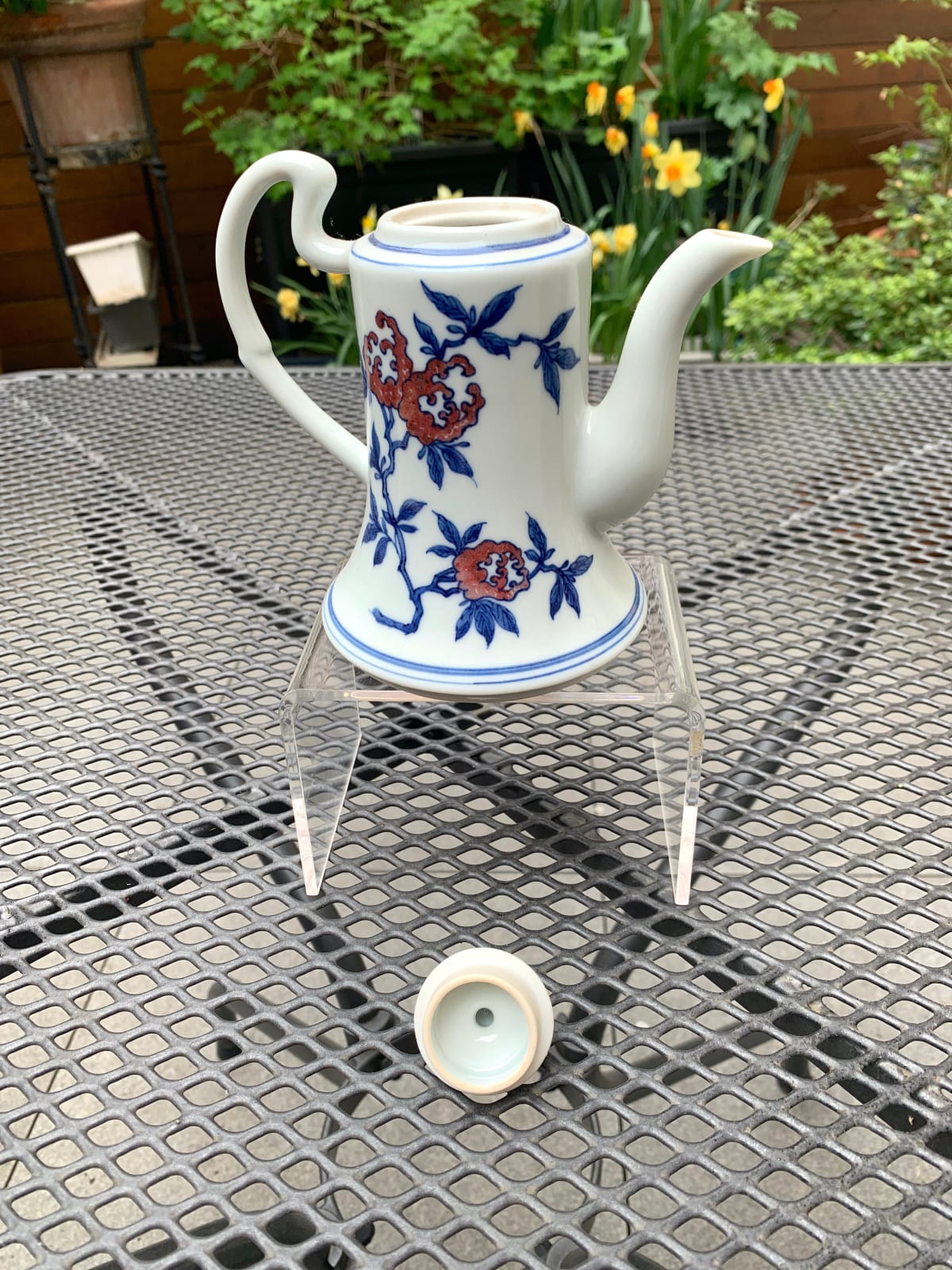 Qing-dynastie stijl blauw en wit en rood onderglazuur pioen theepot (onderkant gesigneerd 