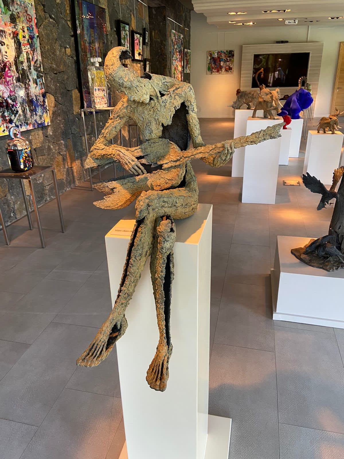 gitarist sculptuur van Jacques Van Den Abeele muzikant sculptuur muziek sculptuur hedendaagse sculptuur bronzen sculptuur Art Yi galerij Brusselse kunstgalerij