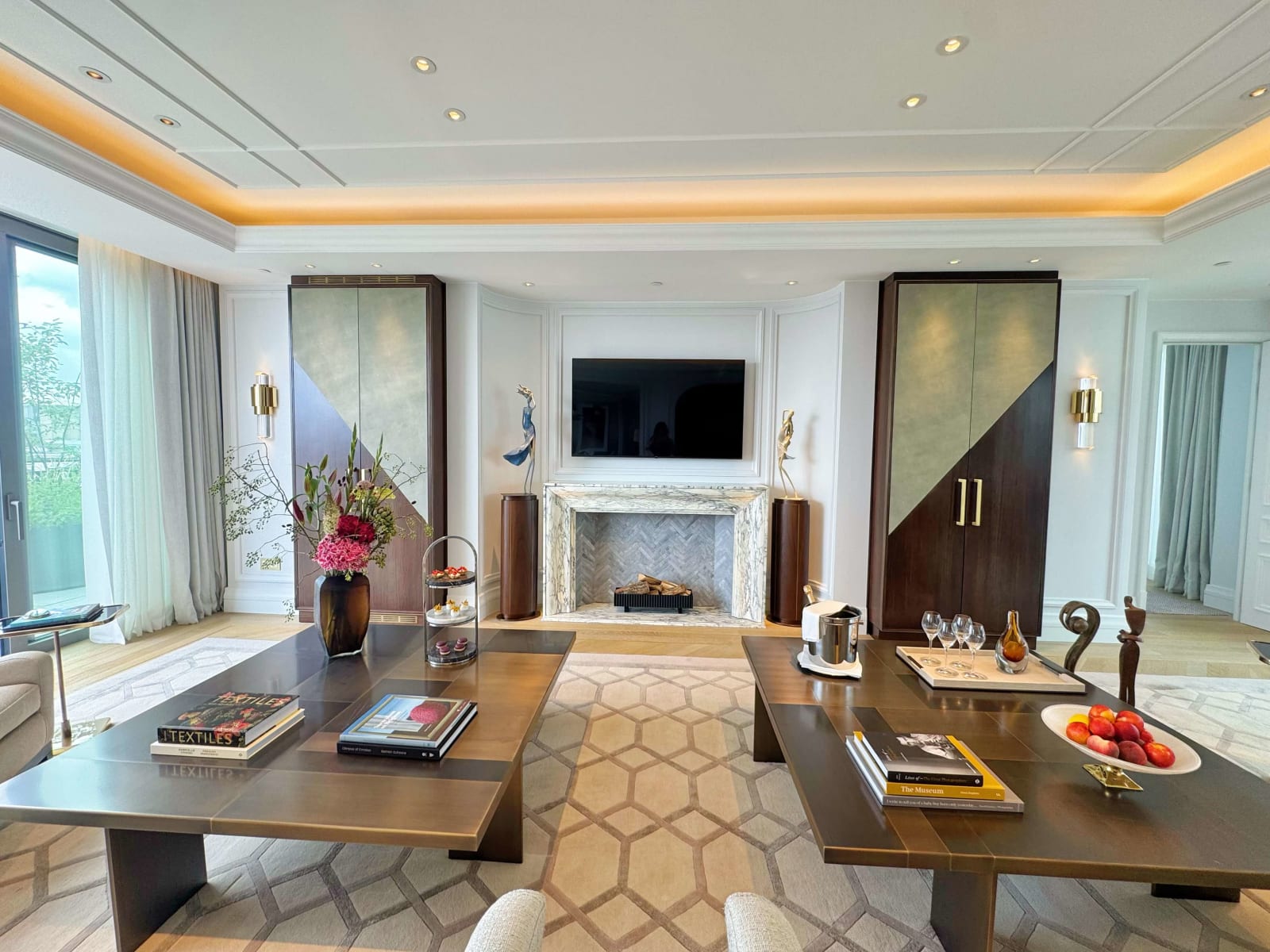 All eyes on me elegant dancing woman sculpture bronze sculpture contemporary sculpture a young woman touching her long hairs and dancing in a white silky dress in the wind full of freedom art sculpture at Art Yi gallery in Brussels