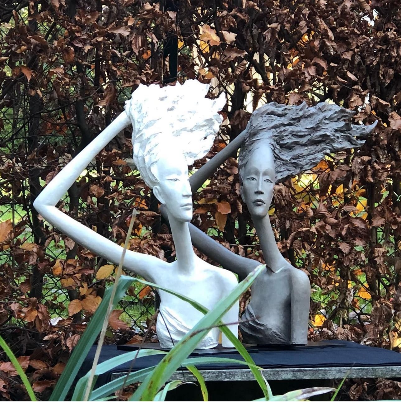 Coup de vent hedwige leroux ailée sculpture contemporaine bronze art belle et fine femme nue ou ange aux ailes volantes art yi art gallery bruxelles