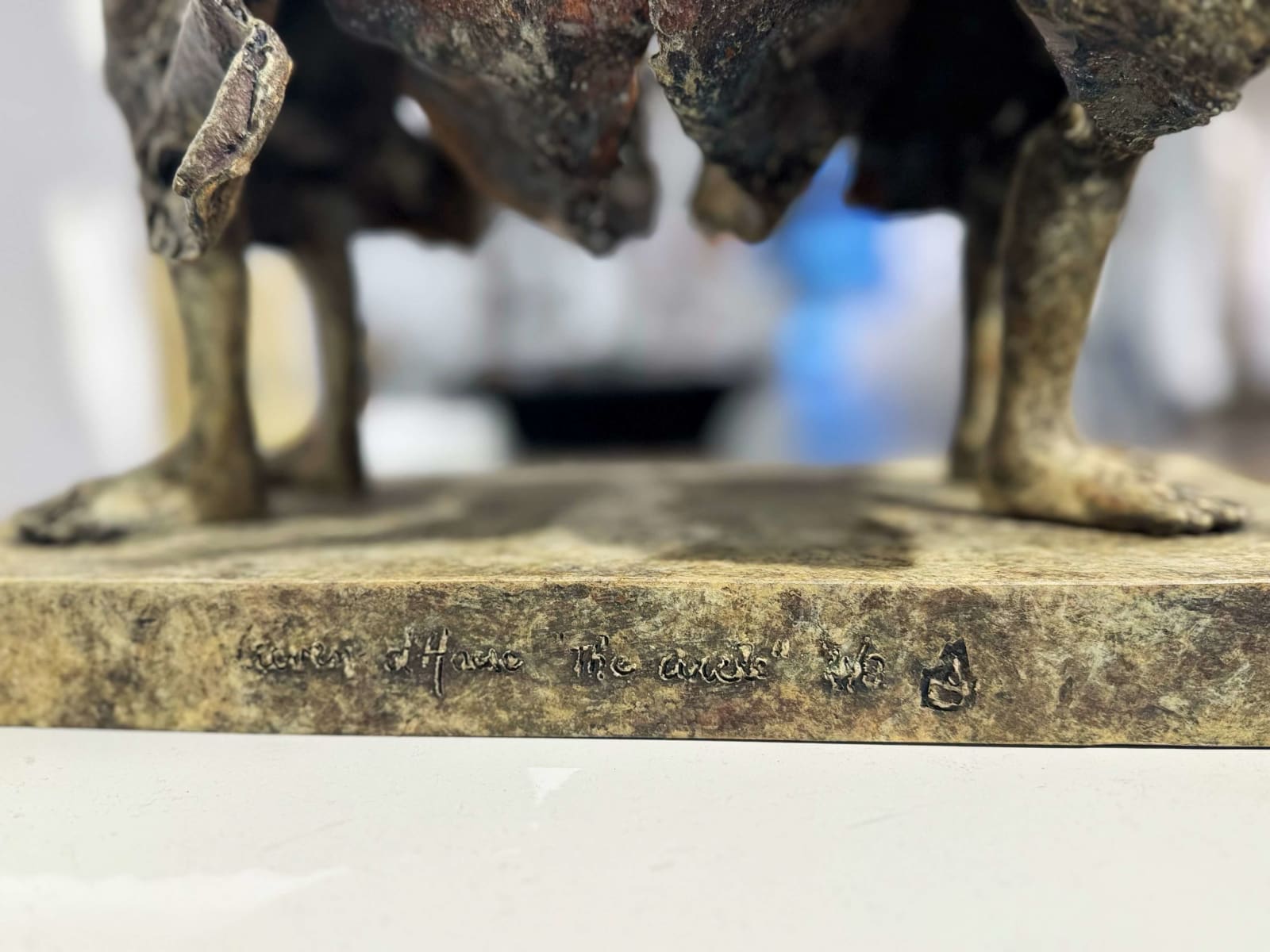 cirkel lieven d'haese hedendaagse bronzen sculptuur van twee jongens staand in de wind kindersculptuur kinderdroom Art Yi kunstgalerie in brussel