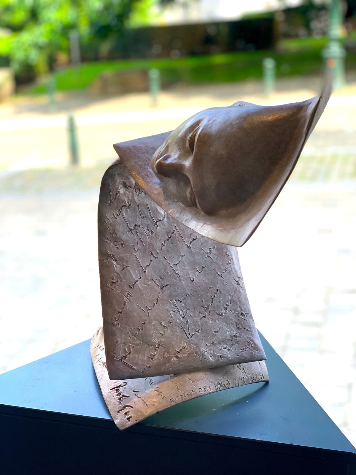 tris contemporary bronze sculpture face sculpture book sculpture paola grizi italian sculpture garden sculpture art yi brussels art gallery