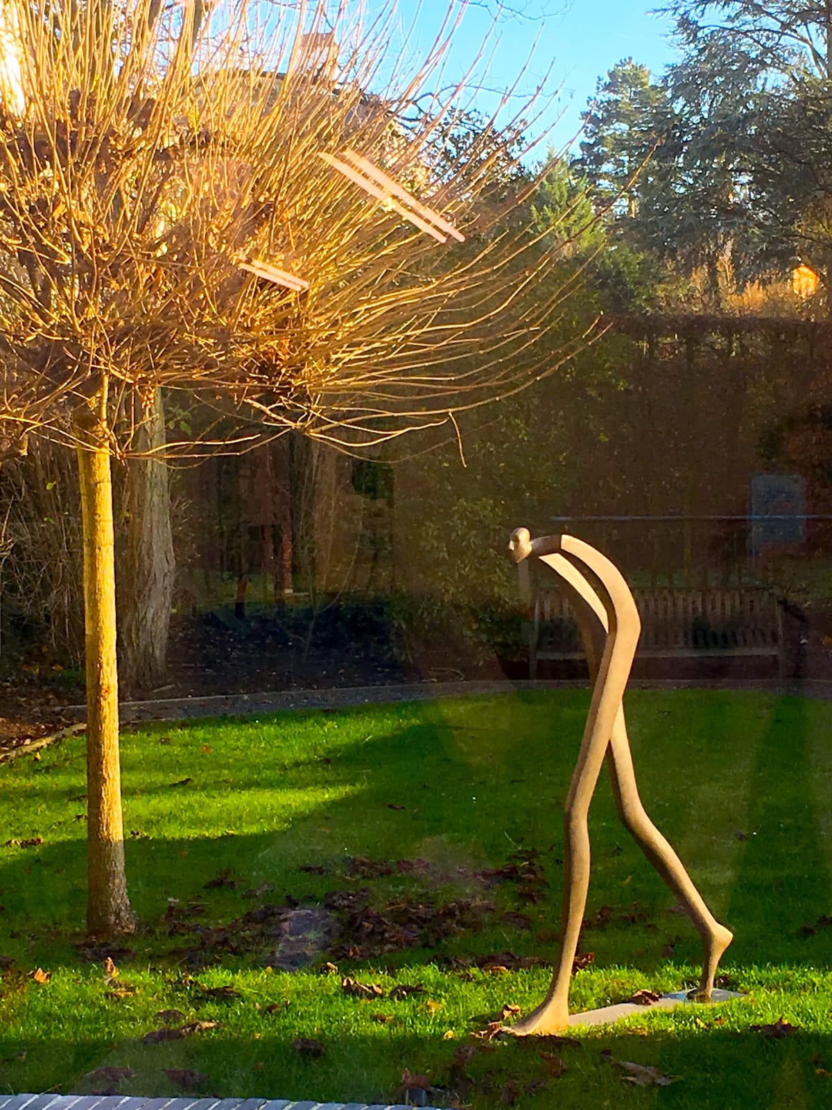sculpture monumentale en bronze à grand pas sculpture contemporaine sculpture abstraite sculpture figurative sculpture en bronze d'Isabel Miramontes pour l'art du jardin conception de jardin un homme marchant vers son avenir à grands pas Galerie Art Yi Galerie d'art de Bruxelles