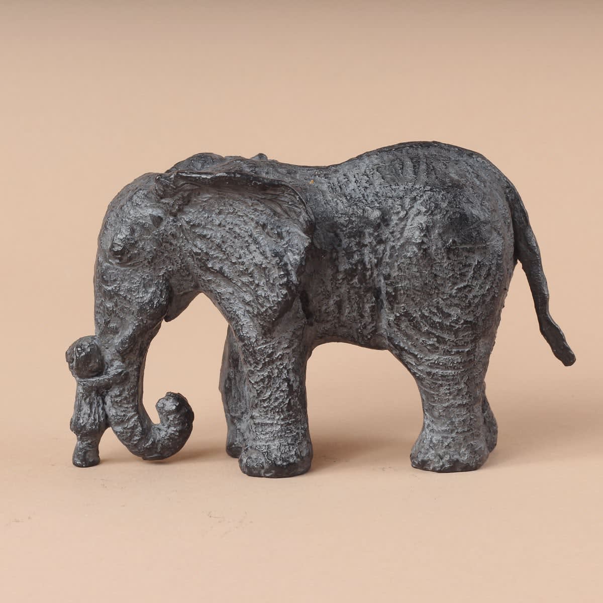 Kleine Louise en haar olifant versie 2 olifantensculptuur van Sophie Verger kindersculptuur meisjessculptuur een schattig meisje dat de neus van haar olifantenvriend aanraakt hedendaagse bronzen sculptuur in de Art Yi-galerie in Brussel kunstgalerie