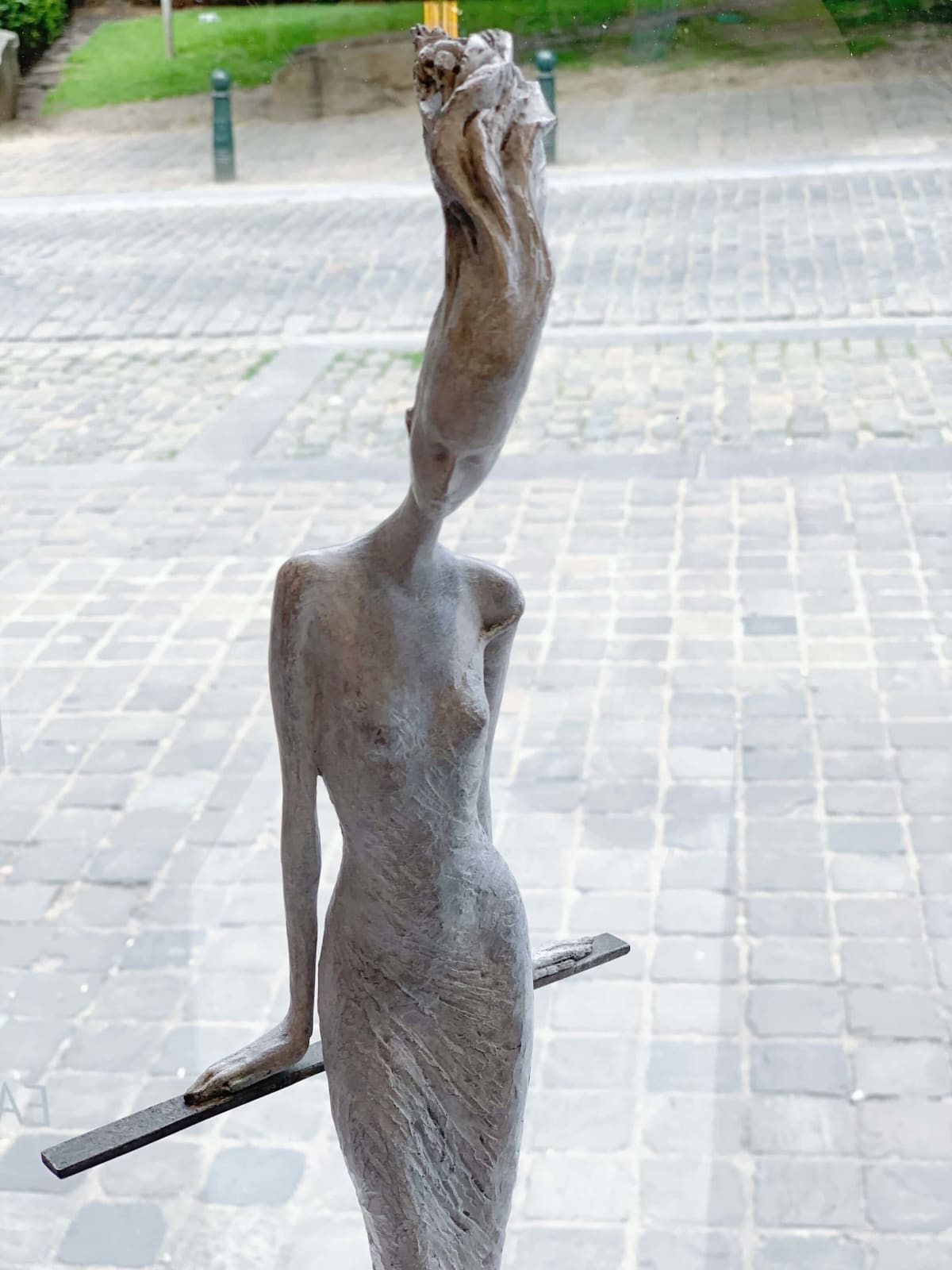 seduction hedwige leroux contemporary sculpture art beautiful and fine dressed women bronze sculpture art yi art gallery brussels