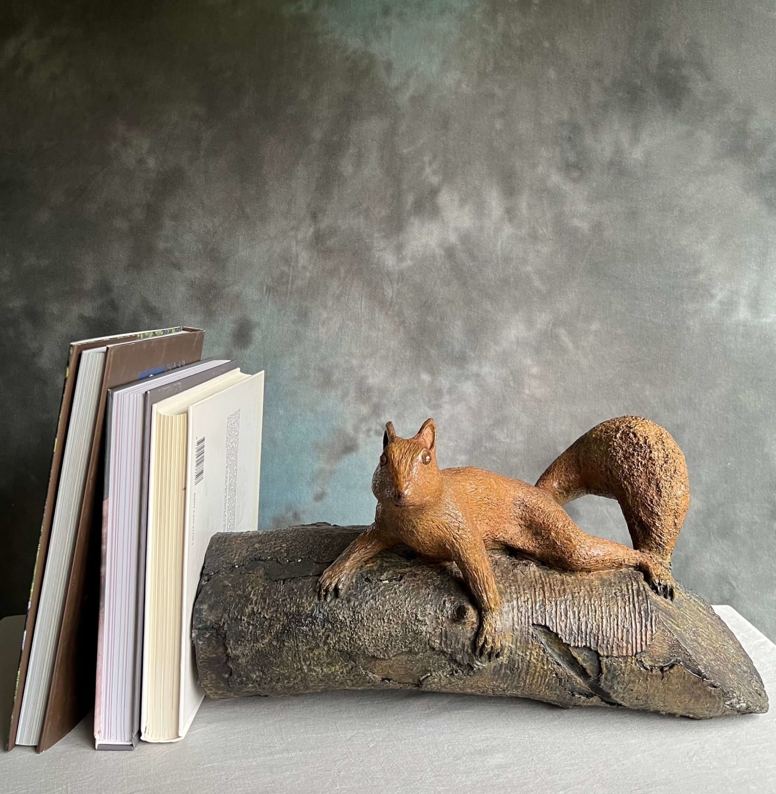 Sylvie Gaudissart Interrupted descent squirrel sculpture sylvie debray Gaudissart contemporary bronze animal sculpture a squirrel climbs a tree art gallery brussels belgium art yi