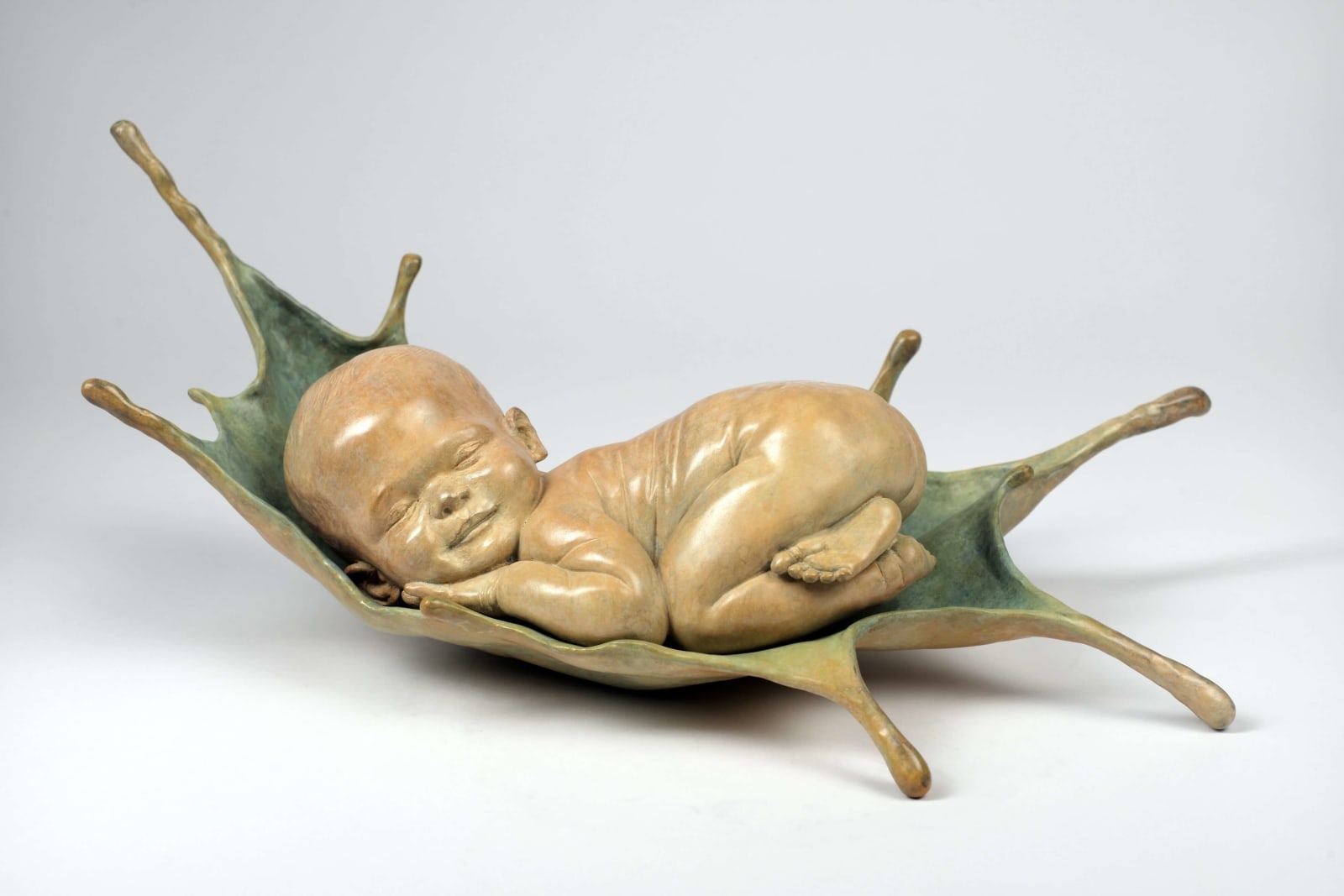 zoete dromen babysculptuur Liang Binbin schattige baby slaapt op blauw water bronzen beeld hedendaagse beeldhouwkunst Art Yi-galerij Kunstgalerij in Brussel