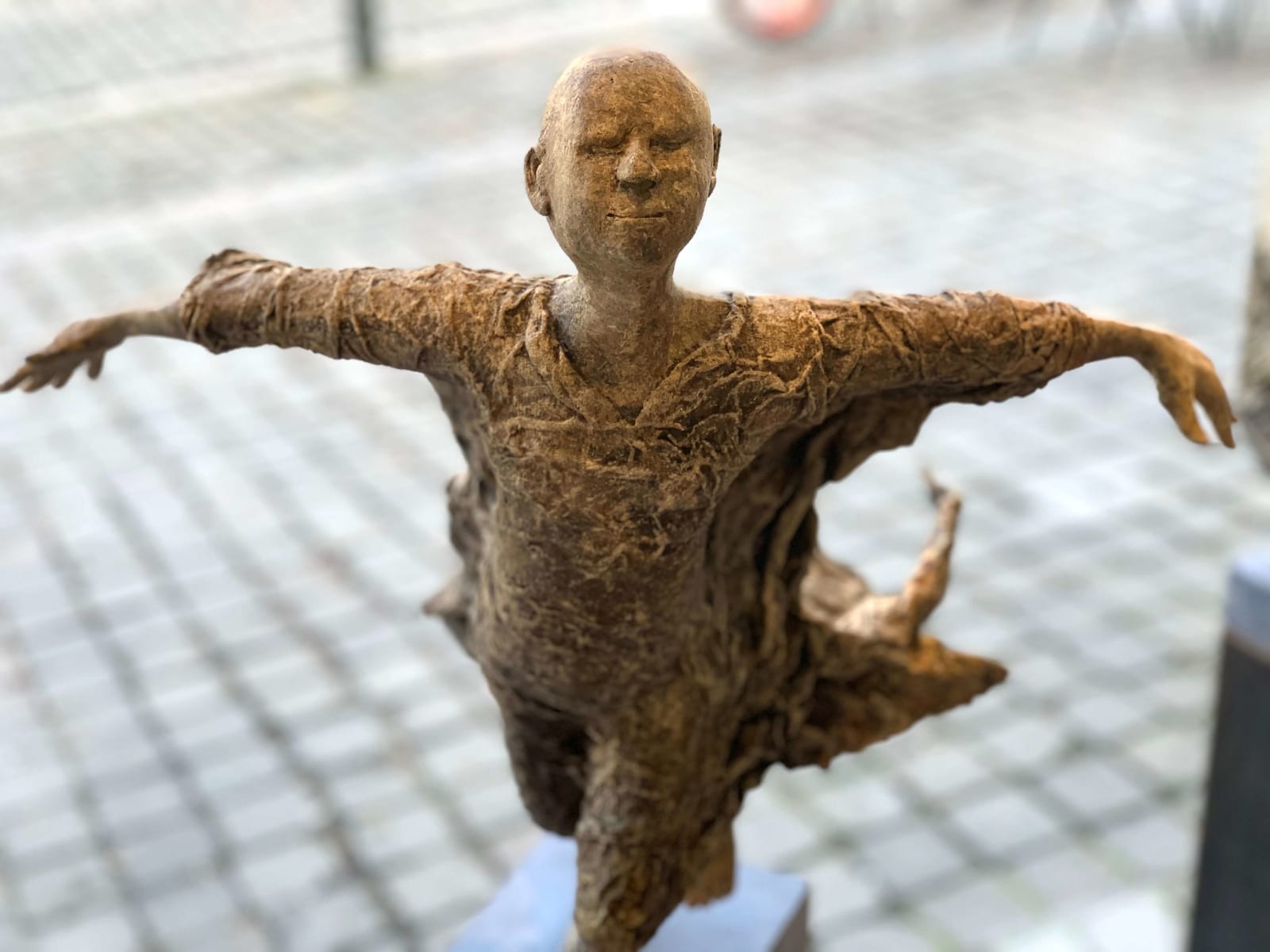 Bijna vliegend lieven d'haese eigentijds bronzen beeld een jongen die zijn arm tegen de wind opent om te vliegen kindbeeldhouwwerk kindertijd vliegend beeldhouwkunst tuinbeeld tuinkunst ontwerp Art Yi kunstgalerie in brussel
