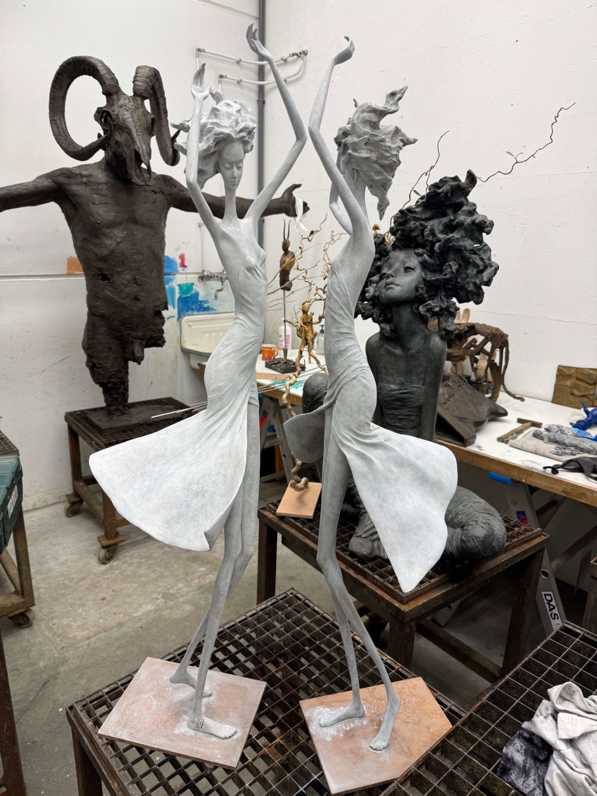 Maanlicht dansend meisje sculptuur van Hedwige Leroux hedendaagse bronzen sculptuur danseres vrouw sculptuur een meisje in een groene jurk die vrijelijk danst Art Yi galerie in Brussel