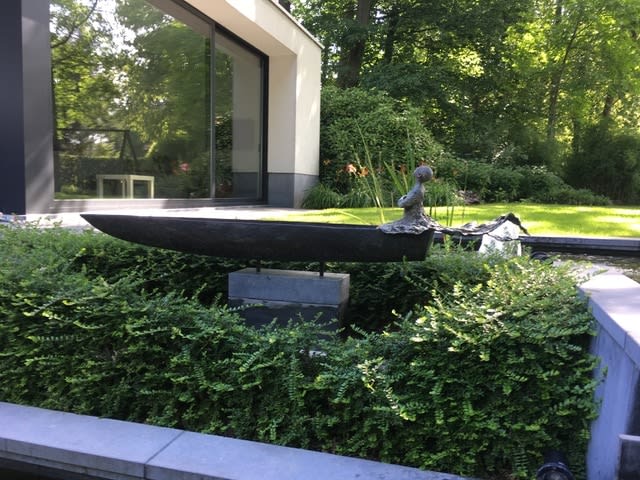 Roi de Kingabwa sculpture monumentale en bronze de bateau de Lieven D'Haese pour l'eau pour sculpture de jardin sculpture contemporaine à la galerie Art Yi à Bruxelles