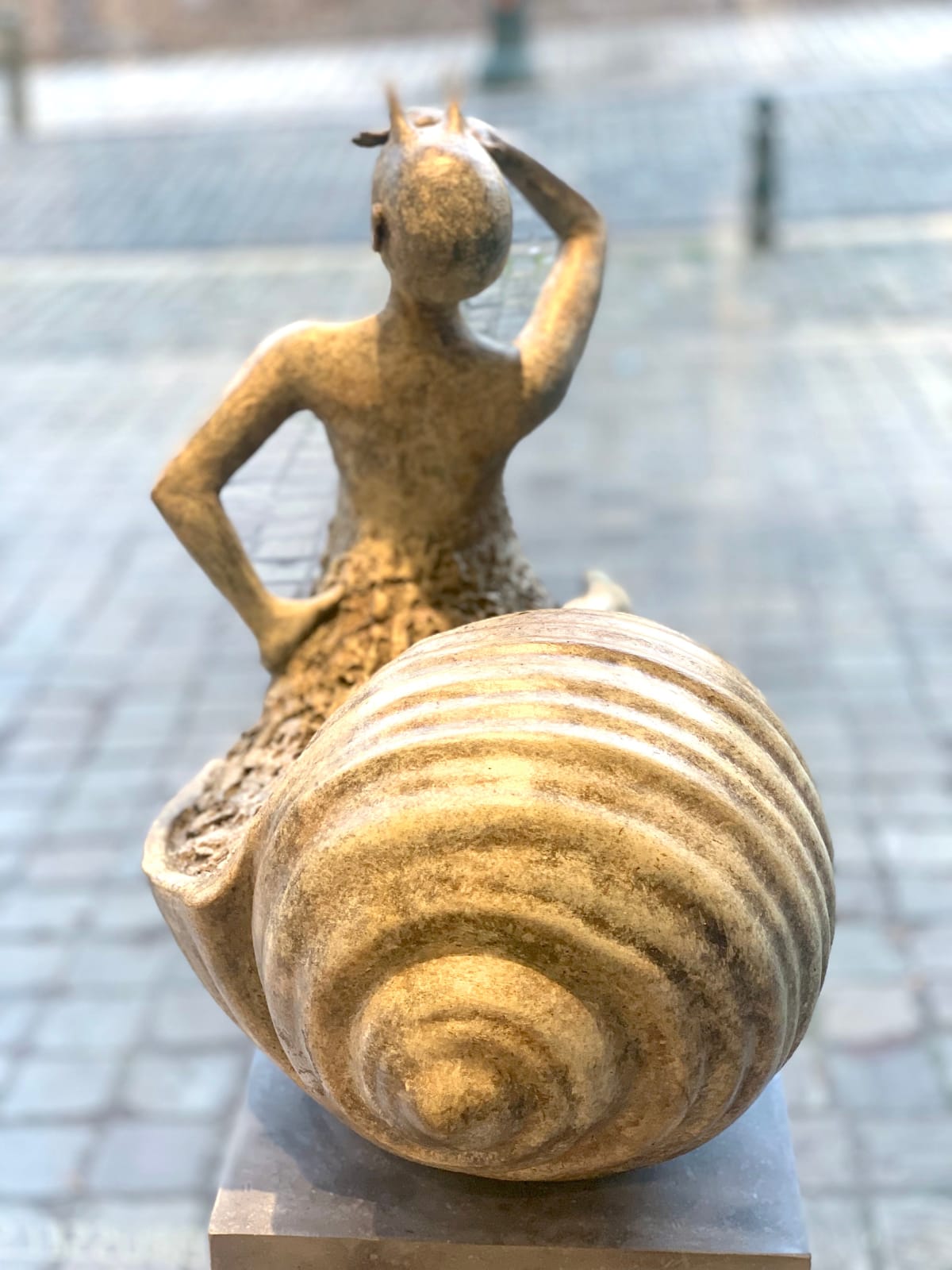 Snail lieven d'haese contemporary bronze sculpture snail sculpture animal sculpture child sculpture childhood flying sculpture garden sculpture garden art design Art Yi art gallery in brussels