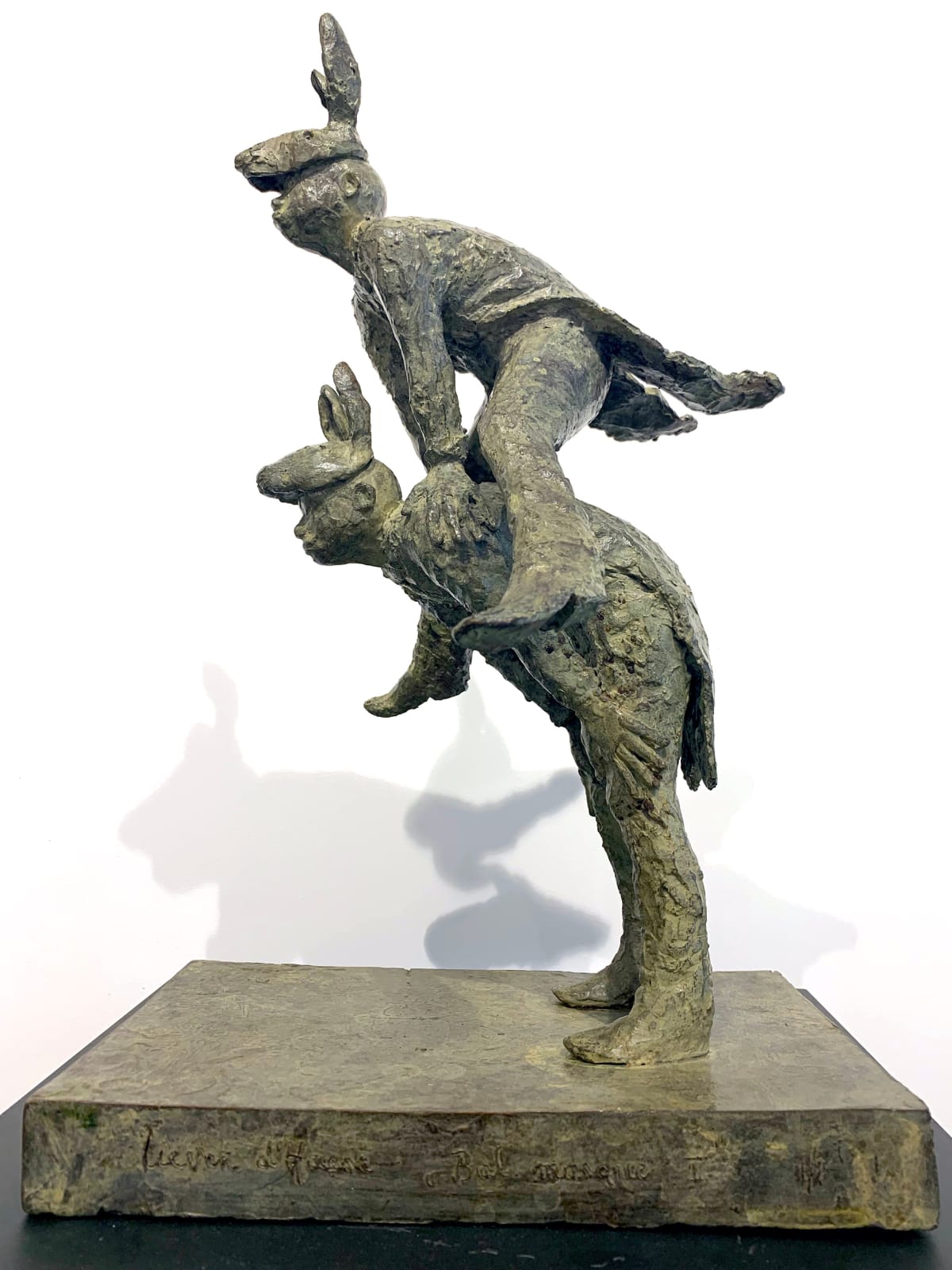 Bal masqué lieven d'haese sculpture contemporaine en bronze awo garçons jouant et sautant comme une sculpture de lapin Art Yi enfant sculpture enfance galerie d'art à bruxelles