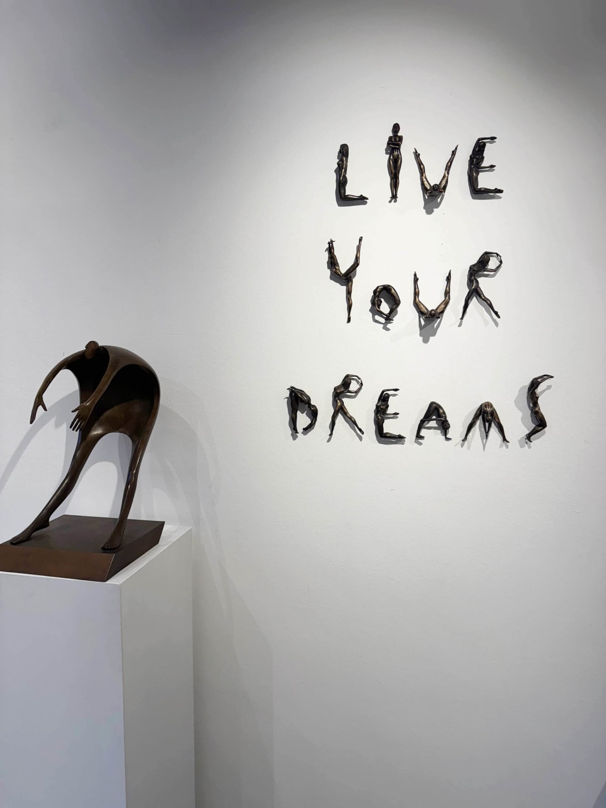 leef je droom lettersculptuur van Marc de Corte hedendaagse bronzen sculptuur gepersonaliseerde zin gedicht woordsculptuur in Art Yi galerie in Brussel