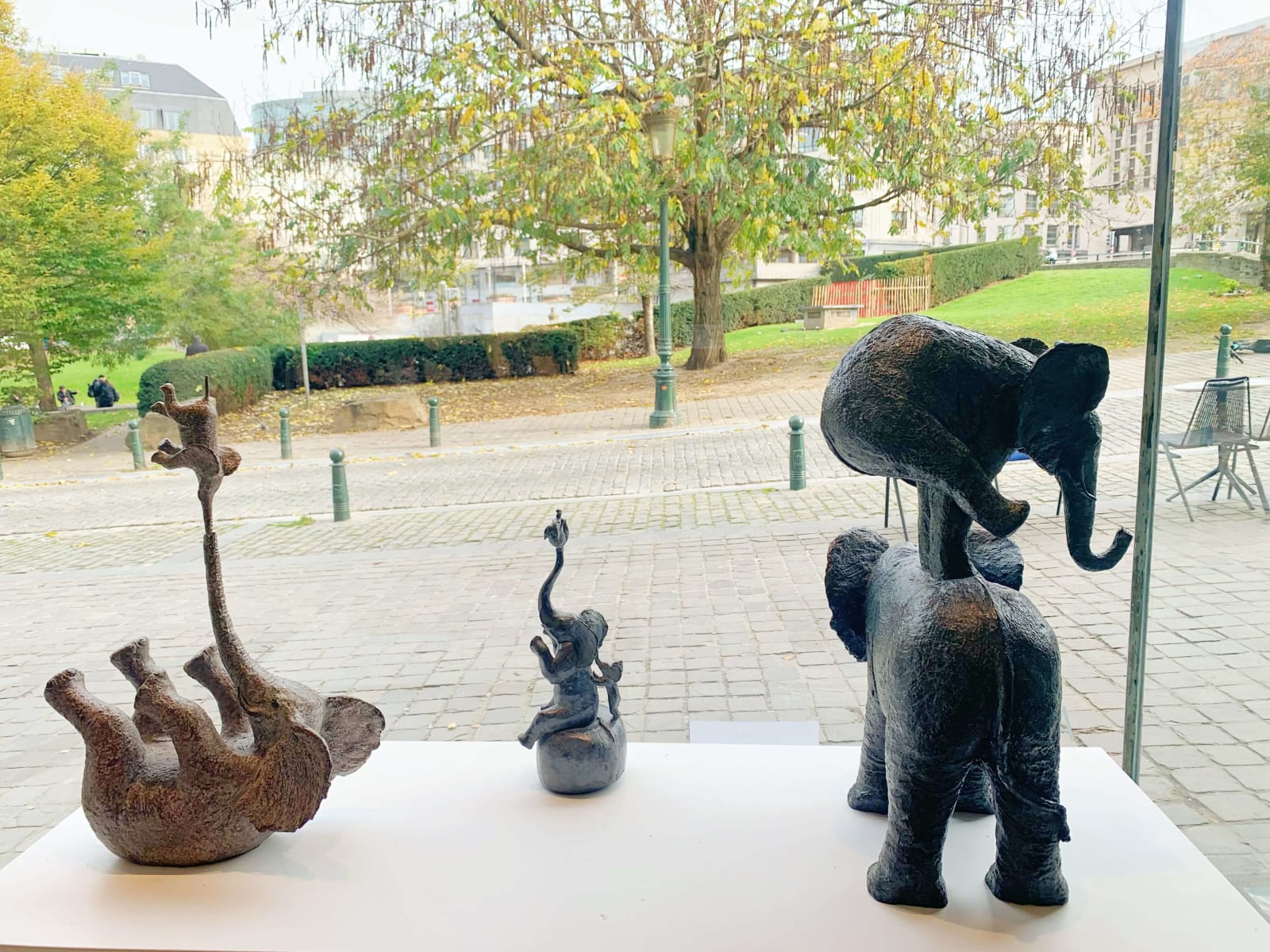pret leuk gelukkig olifant eigentijds brons beeldhouwwerk tuin interieur ontwerp sophie verger kunstgalerij brussel