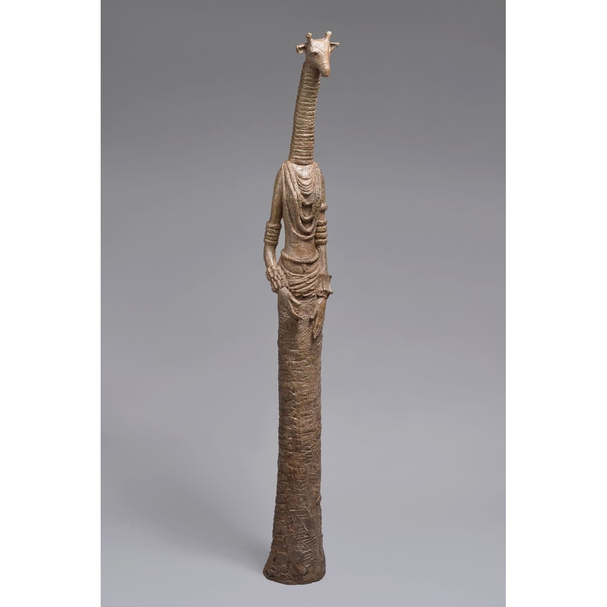Giraffe with jewels garden sculpture animal sculpture contemporary bronze sculpture ART YI gallery Brussels art gallery