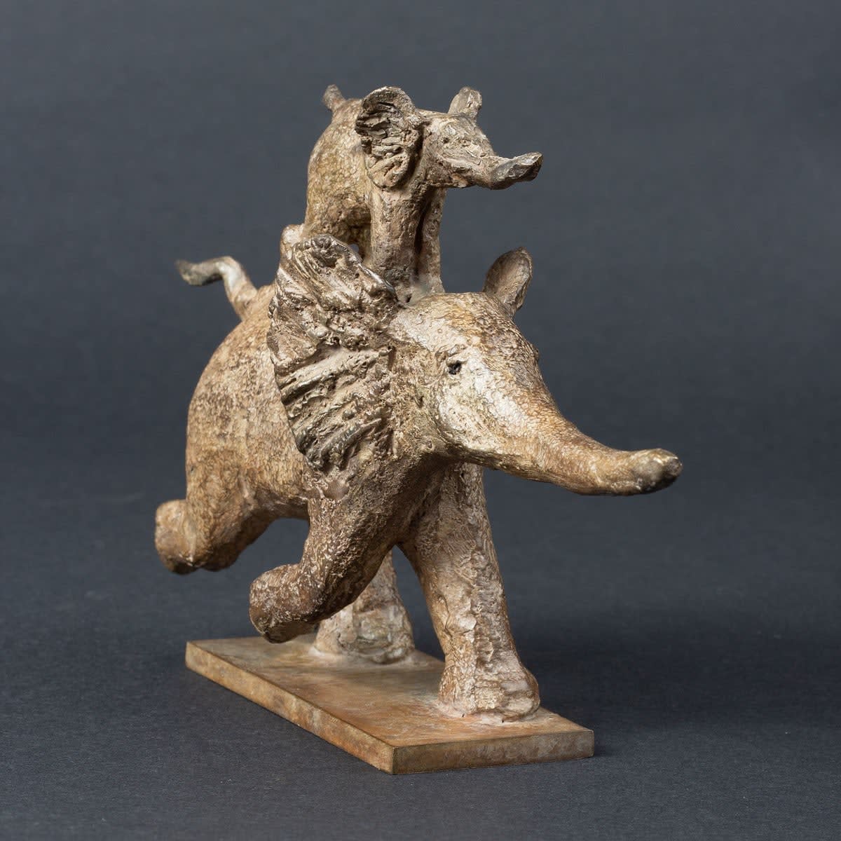 Cours-y vite course rapide éléphant mignon belle heureux sculpture animalière en bronze contemporain dans l'amour jardin design d'intérieur sophie verger
