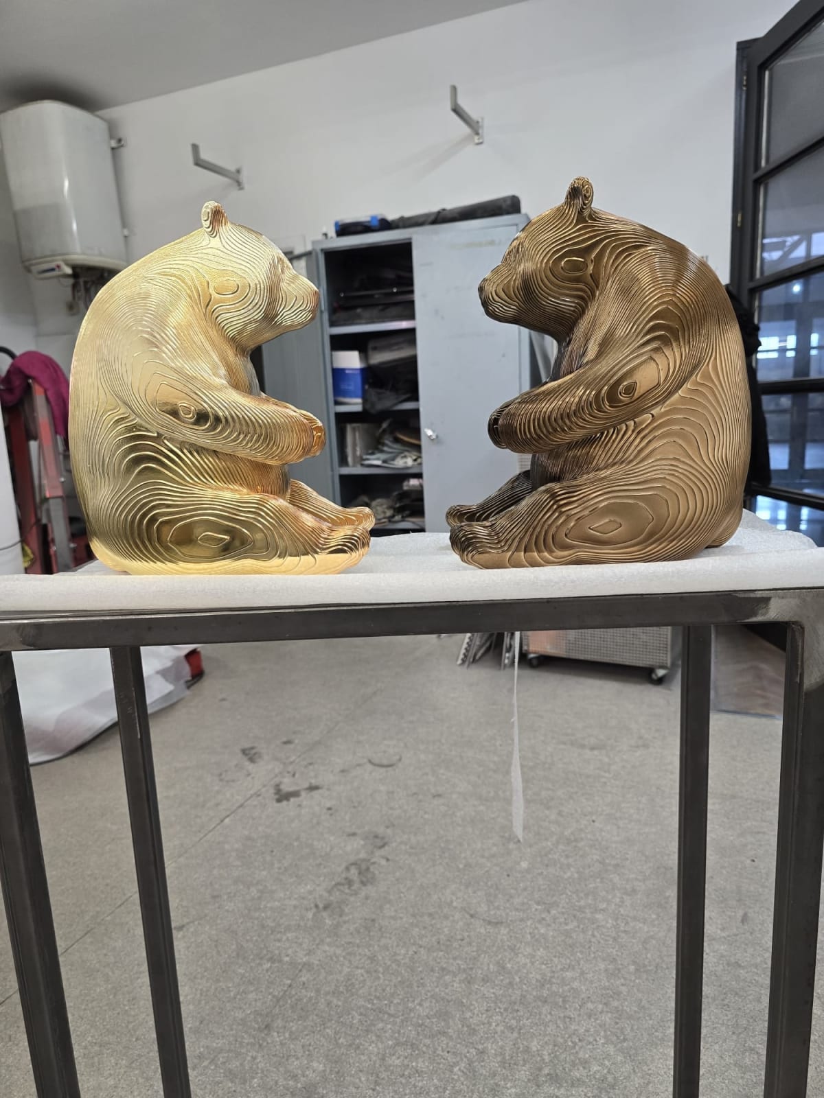 panda pochoo chrome jean paul kala sculpture contemporaine panda belle sculpture animale ours brun sculpture ours Art Yi sculpture en métal galerie d'art à bruxelles