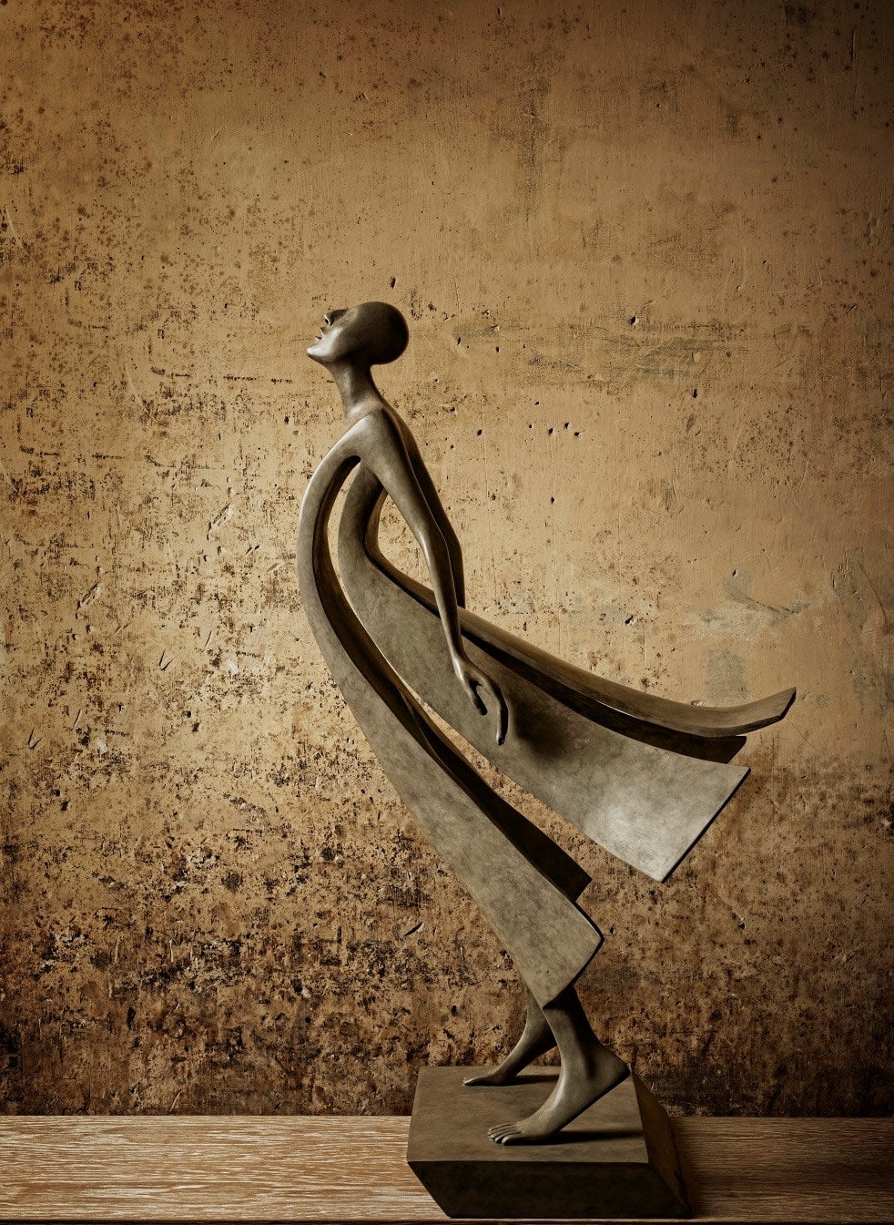 promise new contemporary sculpture of Isabel Miramonte bronze sculpture woman sculpture mother sculpture a woman in the wind in front of a sea Art Yi gallery Brussels art gallery